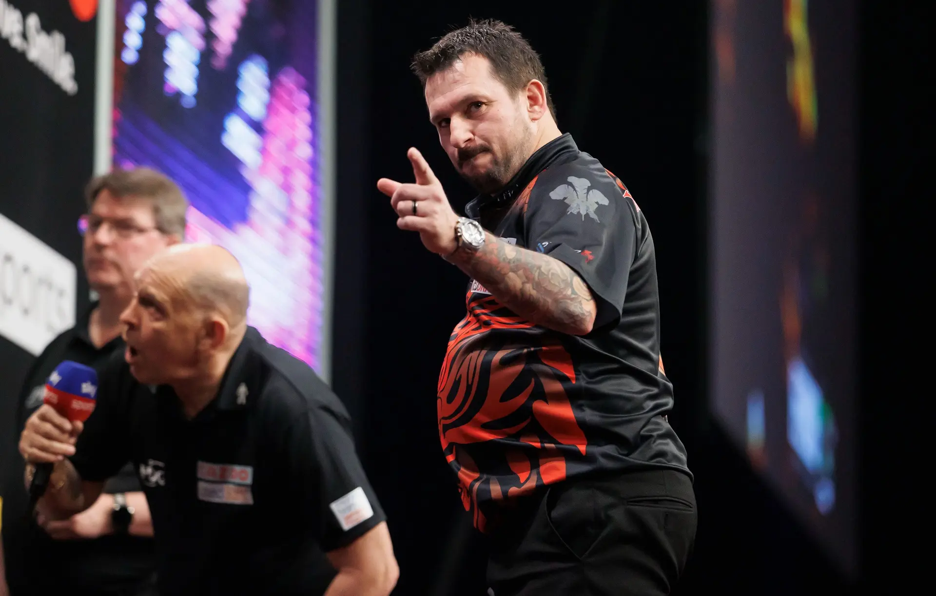 Clayton übernimmt die Führung in der Premier League Darts
