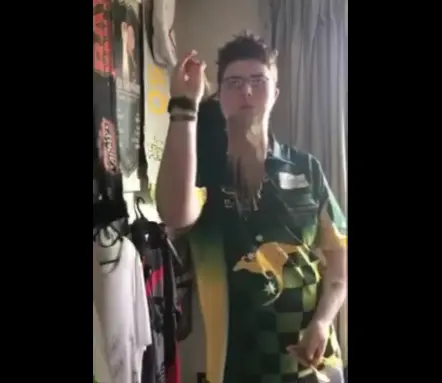 Video: Dartfan hat ein witziges Imitationsvideo von Simon Whitlock gemacht
