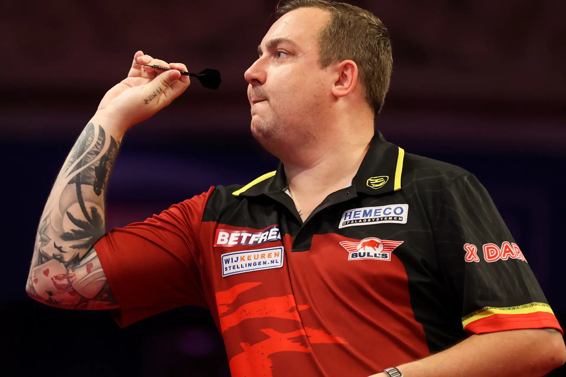 Huybrechts im Achtelfinale, nachdem sich van Gerwen zweimal bewusst überworfen hat
