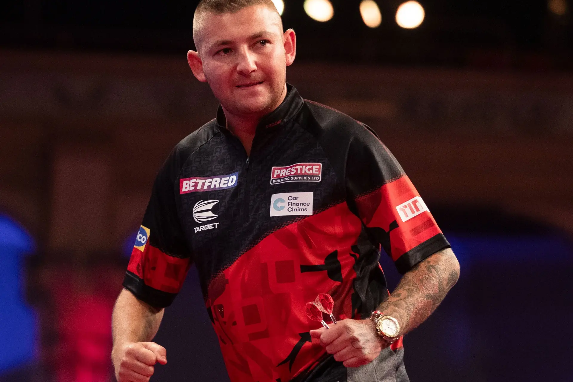Aspinall übersteht 7 Matchdarts und zieht nach starkem Comeback in die Runde der letzten 16 ein, Heta nimmt Dobey aus dem Turnier