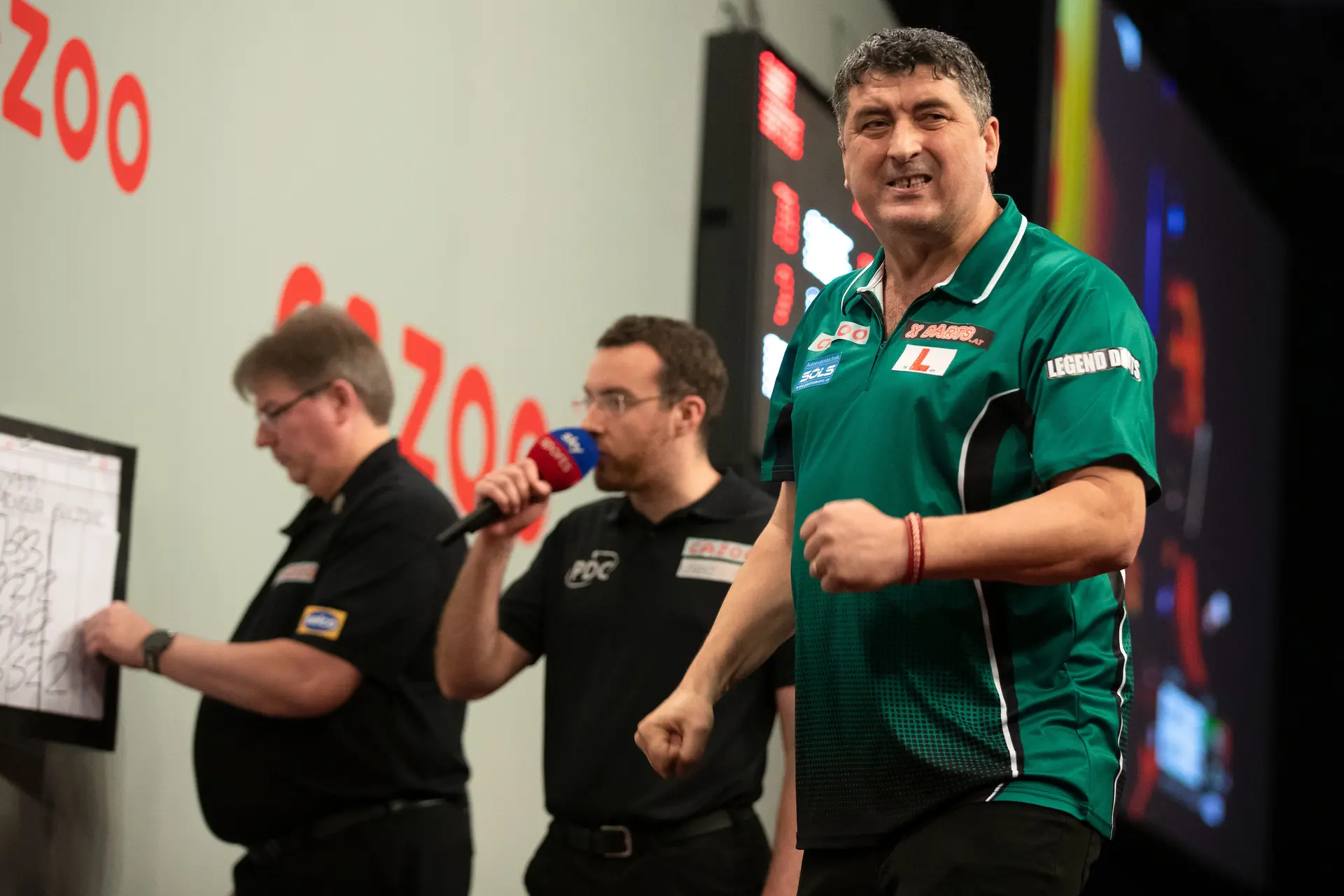 Suljovic steigert sich in seinem Match gegen De Decker und zieht in die dritte Runde der Darts WM ein