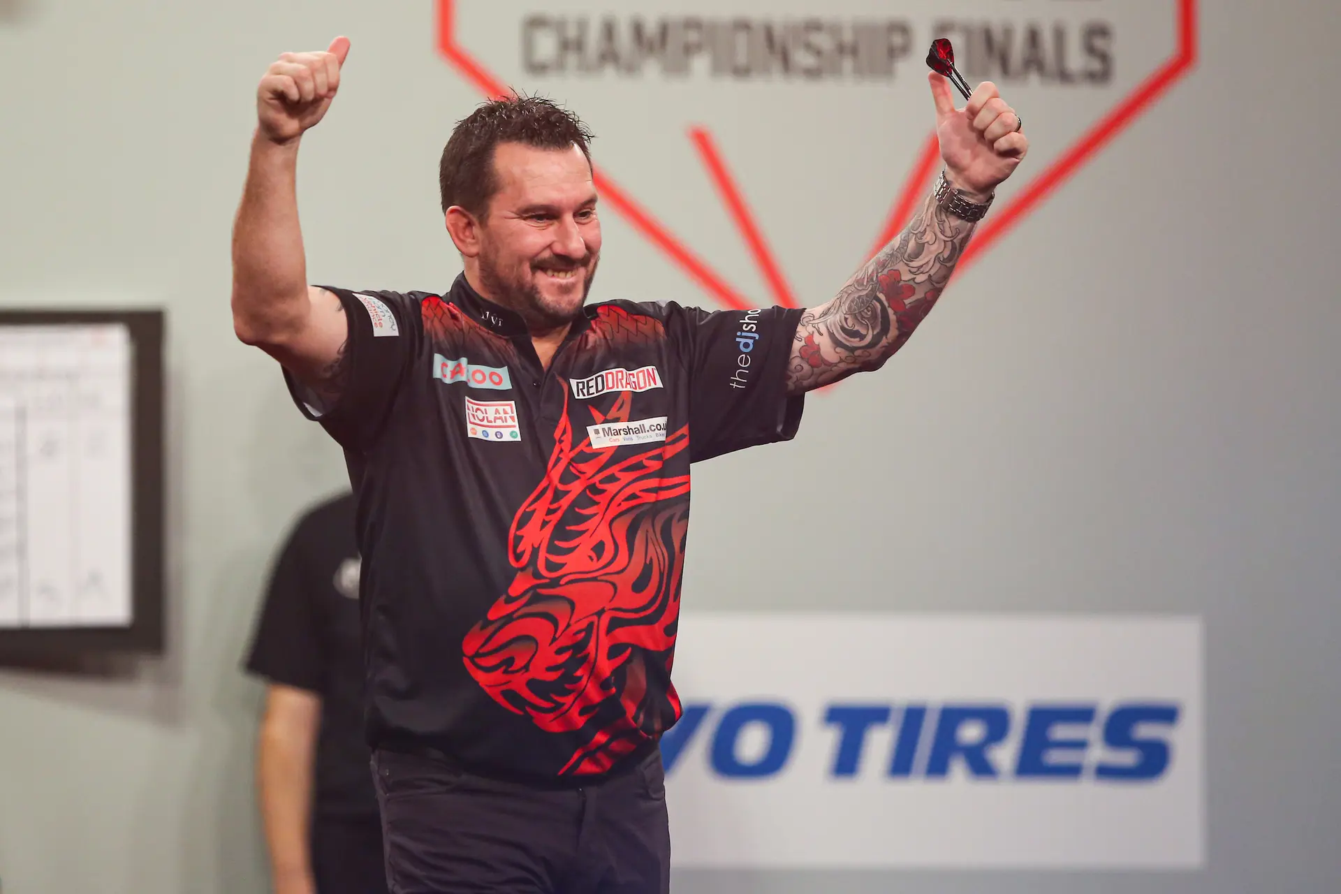 Clayton gewinnt zum Auftakt der Darts WM mühelos gegen van Trijp mit Whitewash