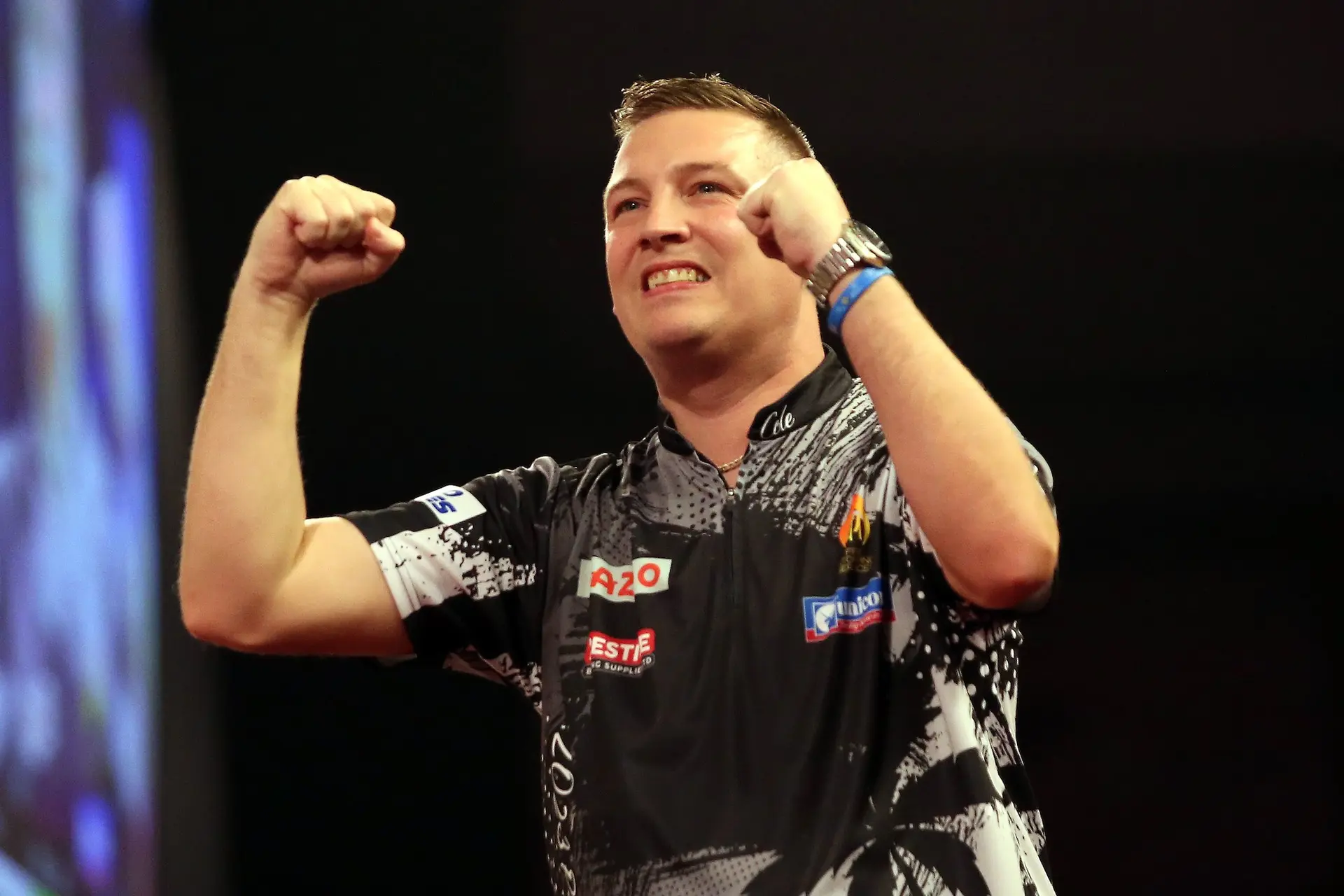 Erfreulicher Dobey schaltet Cross und erreicht mit einem Average von 102 zum ersten Mal das Viertelfinale der Darts WM