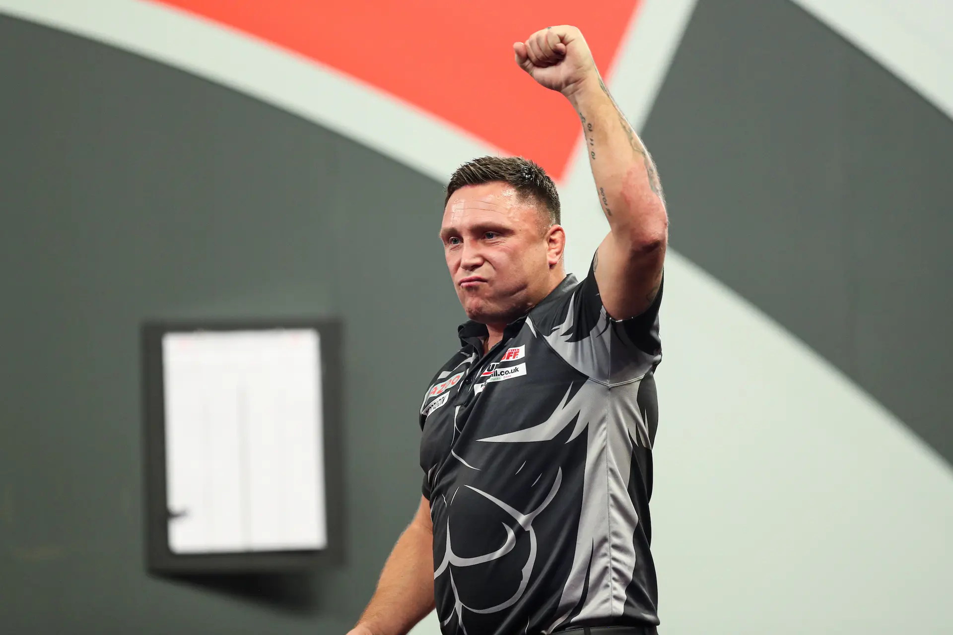 Der britische Darts-Sender Sky entschuldigt sich, nachdem Price eine behinderte Person nachgeahmt hat