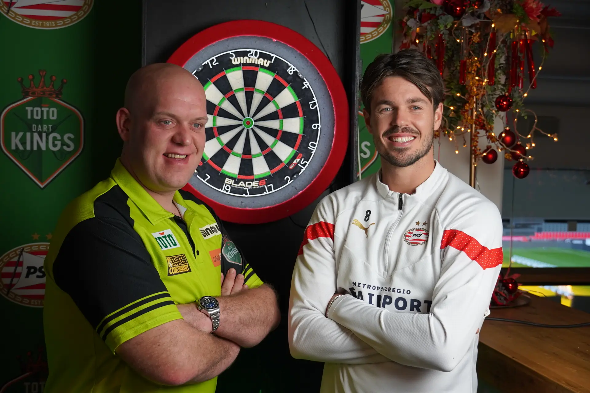 VIDEO: 'MvG & MvG' spielen eine Partie Darts im Philips-Stadion