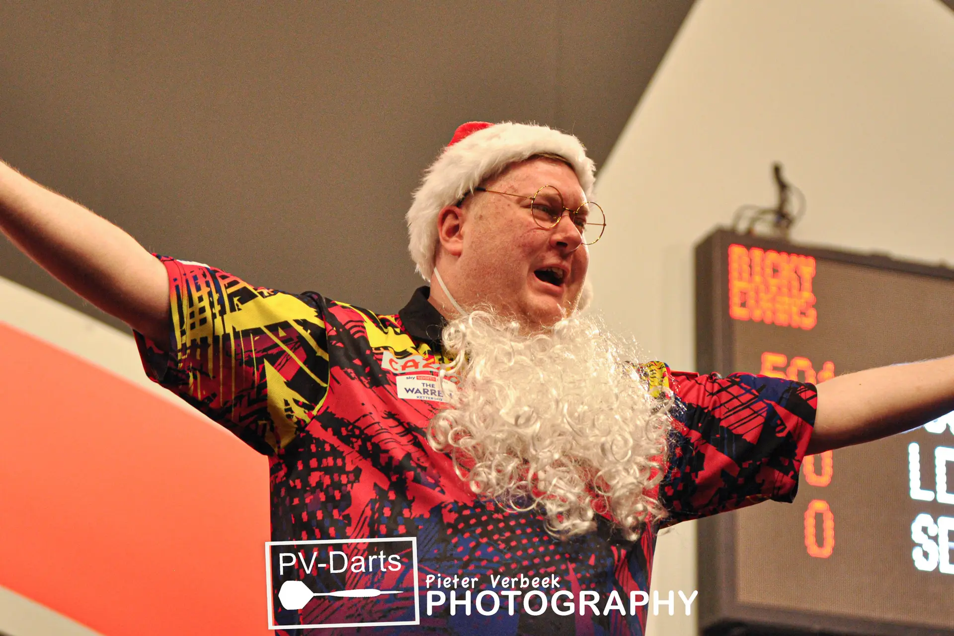 VIDEO: Ricky Evans stiehlt die Show bei der Darts WM mit einem bizarren Auftritt als Weihnachtsmann