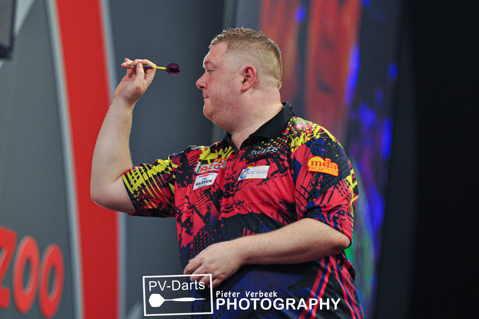 "Weihnachtsmann" Ricky Evans schickt Sherrock bei der Darts WM vor Weihnachten nach Hause