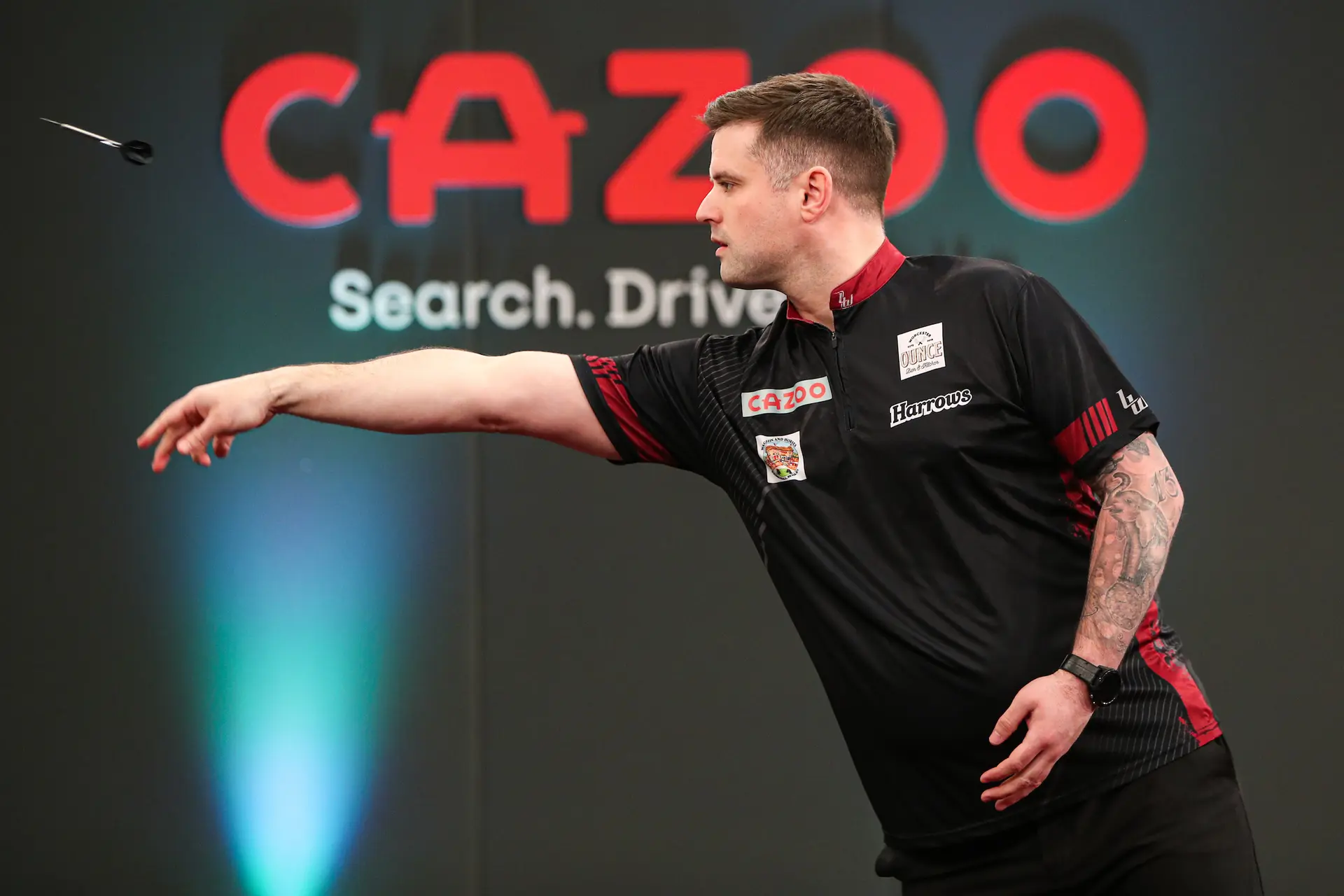 Woodhouse mit Schmerz auf der Bühne der Austrian Darts Open und vermutet eingeklemmten Nerv