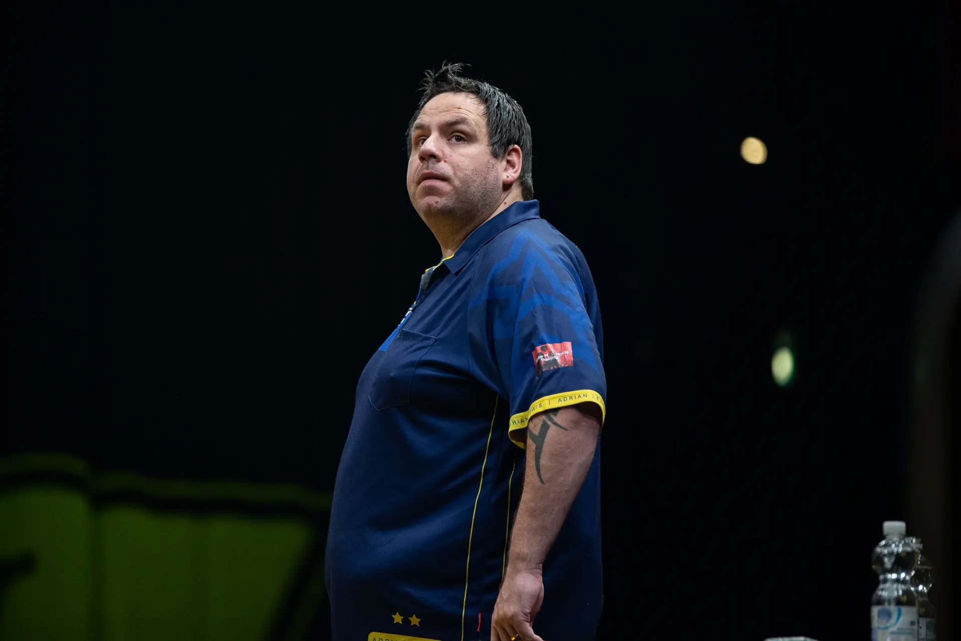 Der zweimalige Weltmeister Adrian Lewis gibt den Dartsport mit sofortiger Wirkung auf