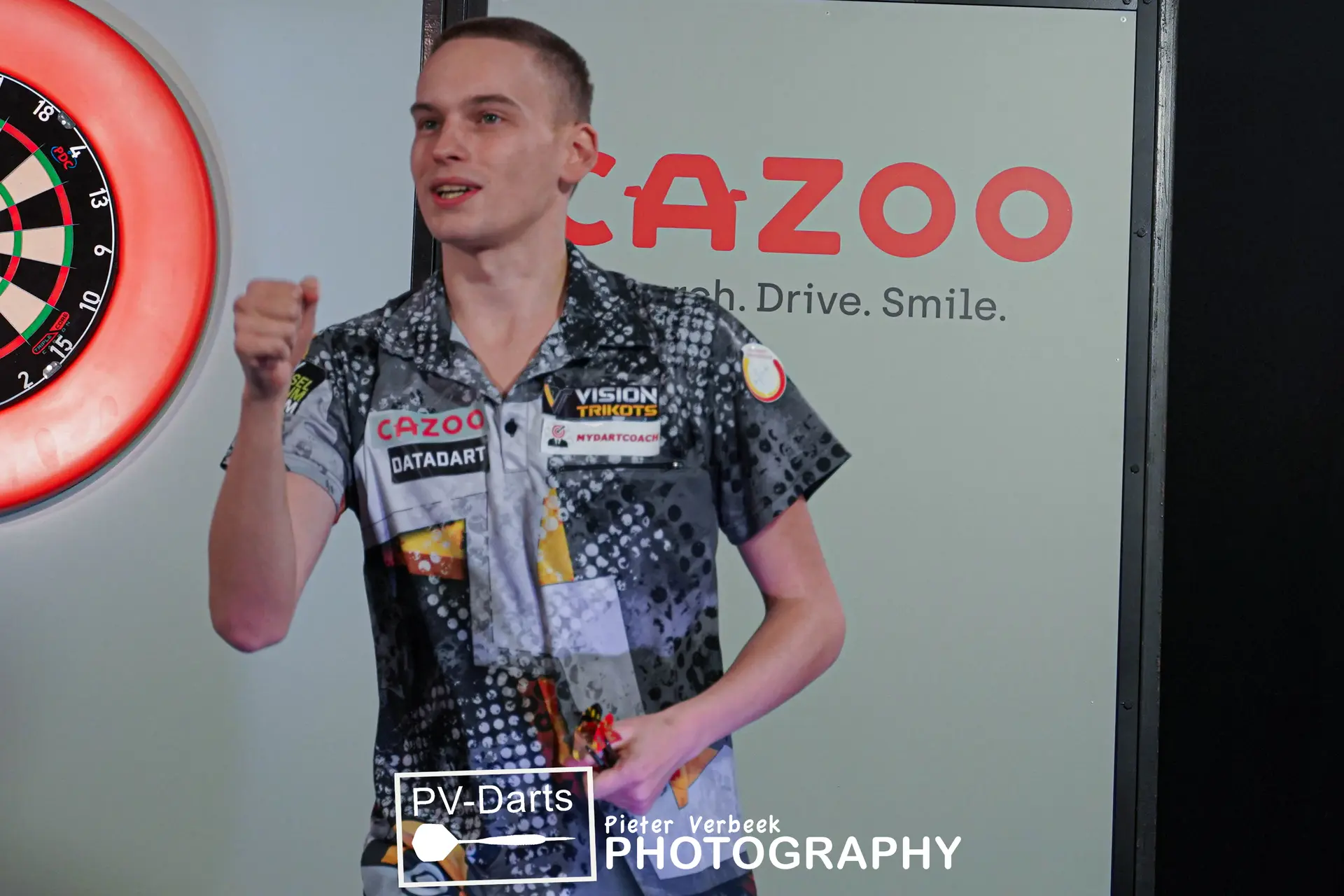Pietreczko zieht mit zwei Highfinishes in die zweite Runde der European Darts Open ein, Eidams setzt sich gegen van der Velde durch