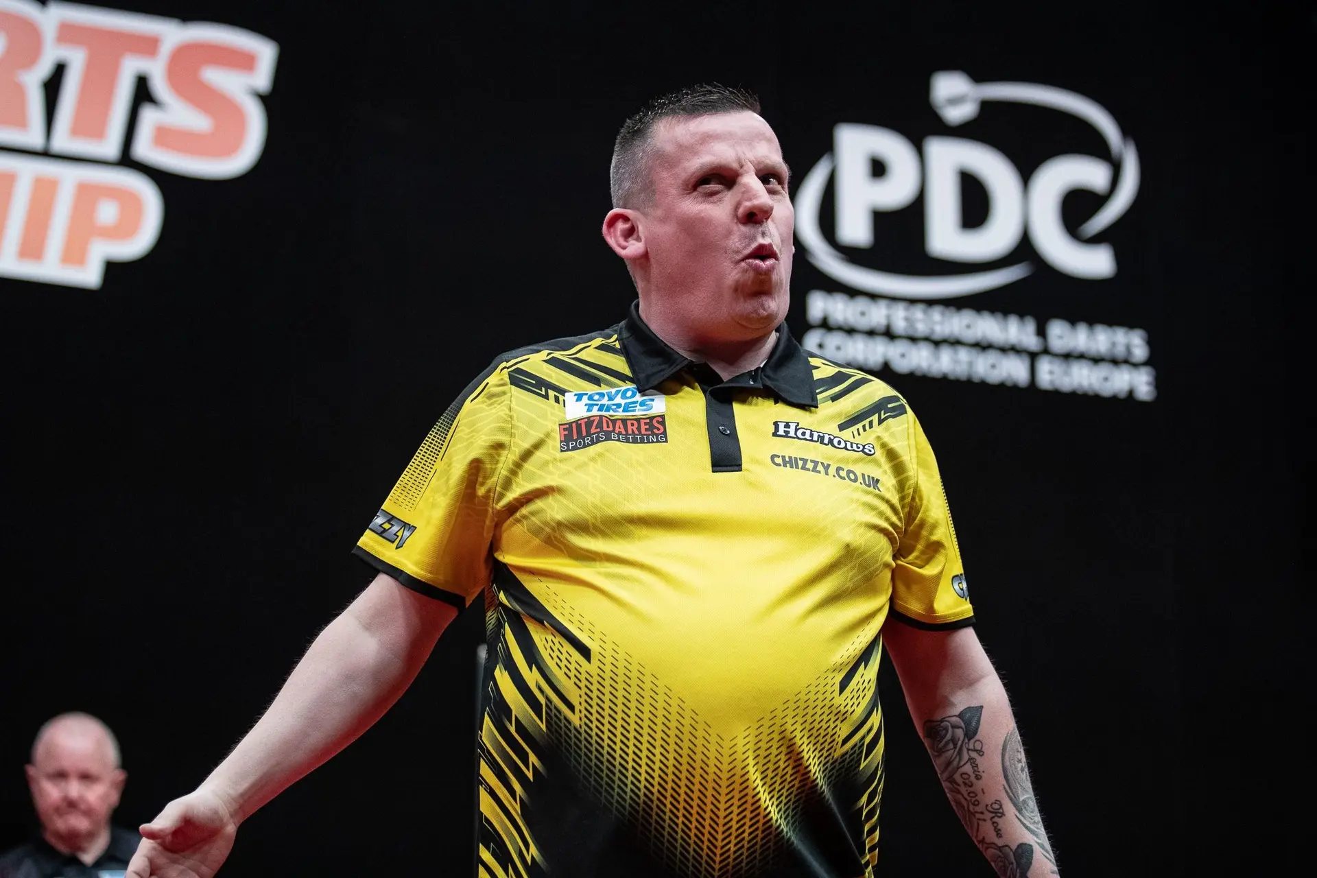 Chisnall siegt in einem dramatischen Match zum ersten Mal seit 12 Versuchen gegen van Gerwen auf der European Tour und steht vor einer Wiederholung des Kieler Finales gegen Humphries