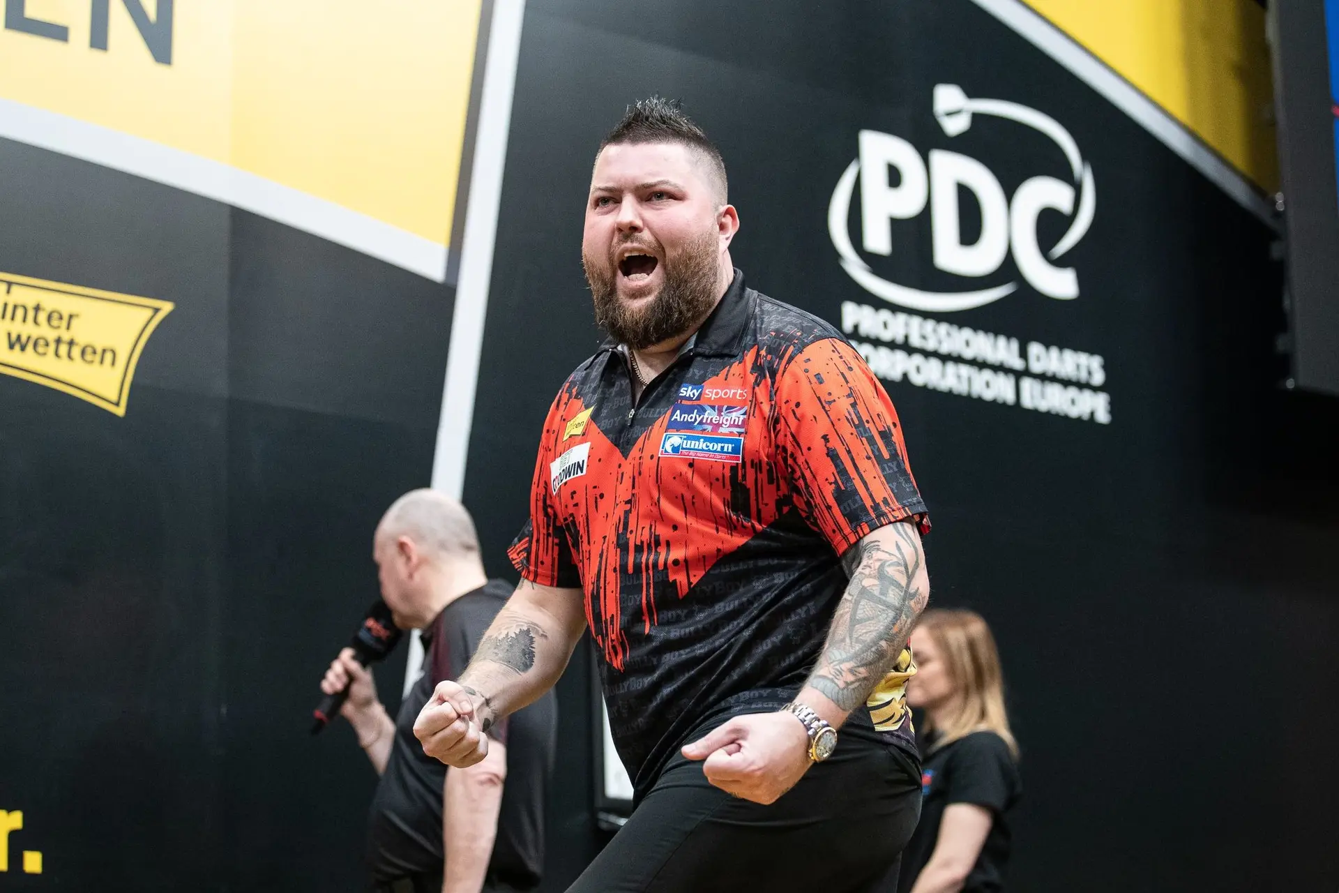 Smith fegt Price mit 108er Average aus dem German Darts Grand Prix, Barry nach starkem Comeback ebenfalls im Achtelfinale