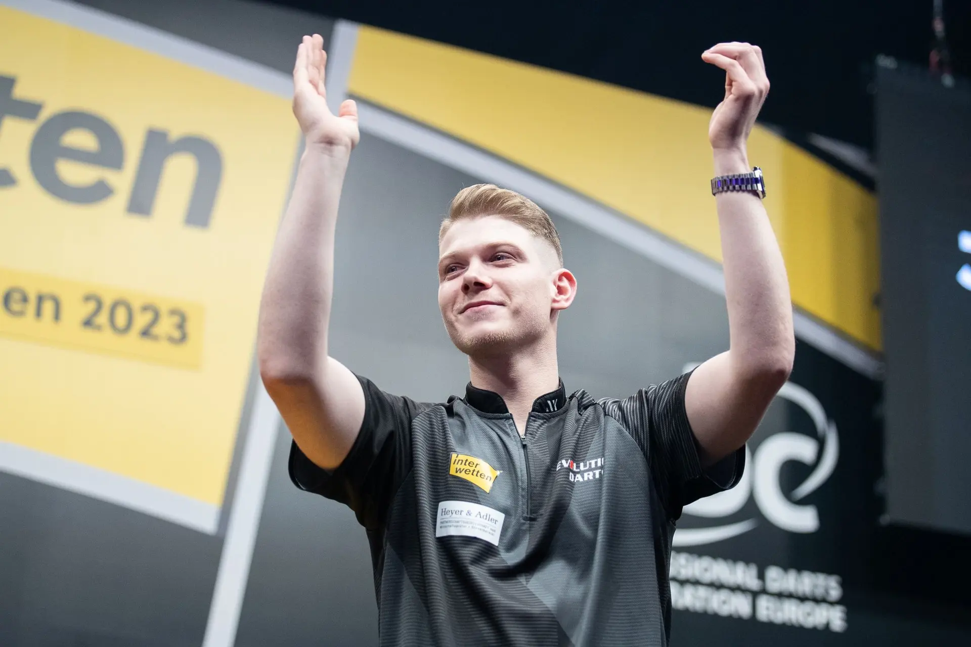 Maendl-Lawrance und Kurz gewinnen Qualifikation für European Darts Grand Prix