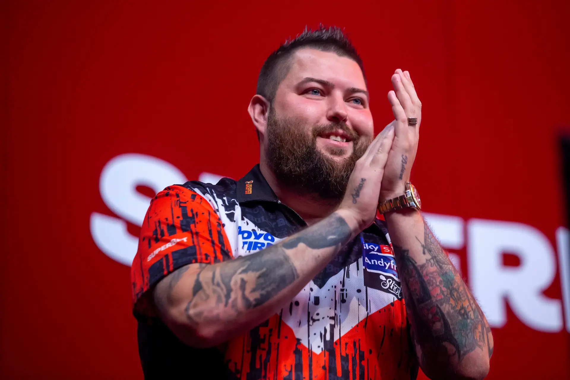 Michael Smith zeigt sein neues Spieltrikot für die neue Saison