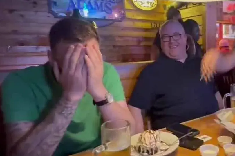 VIDEO: Ross Smith wird genüsslich von Danny Baggish hochgenommen