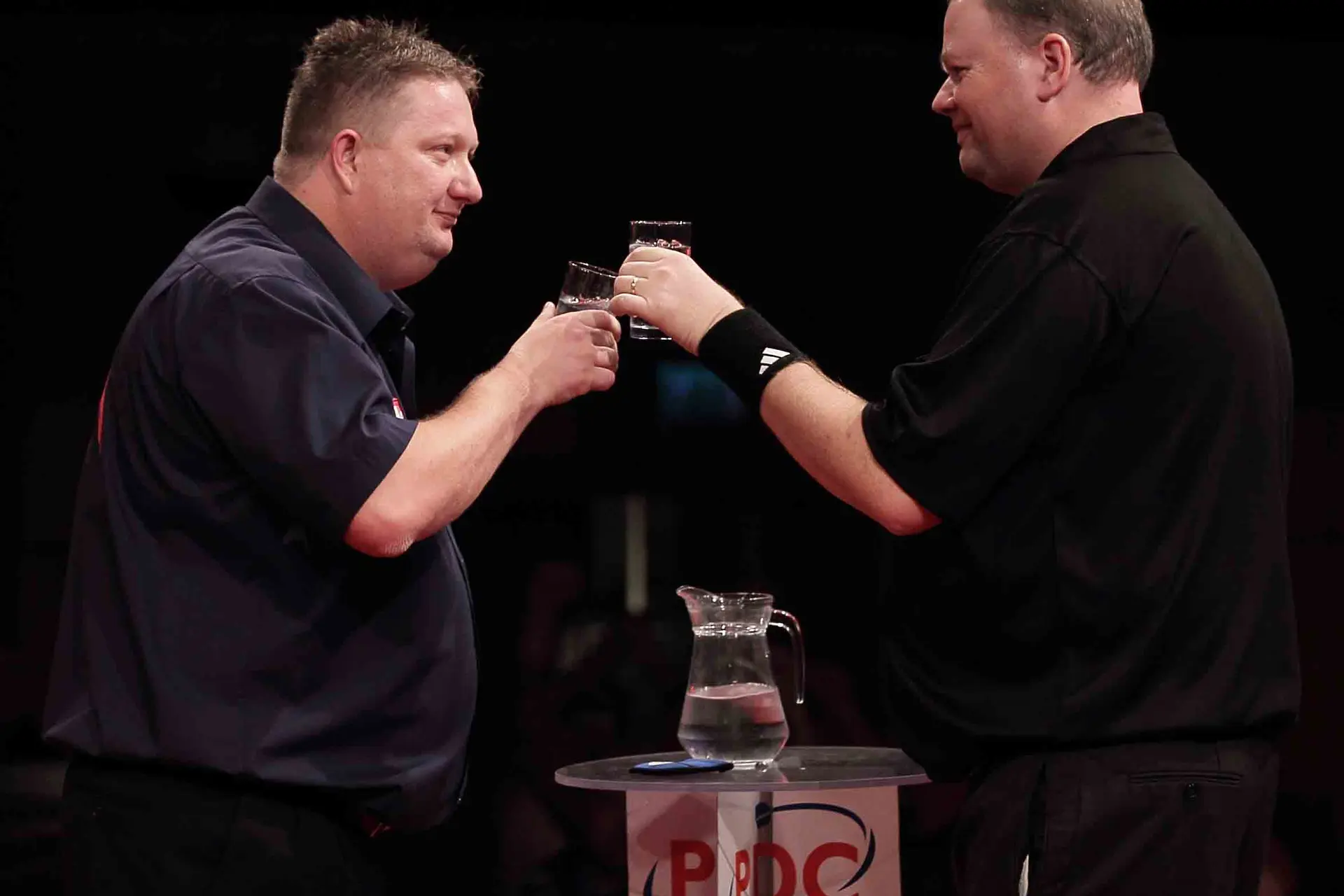 DARTS DER VERGANGENHEIT: Van Barneveld in sprühender Aufregung gegen Lloyd bei der WM 2007