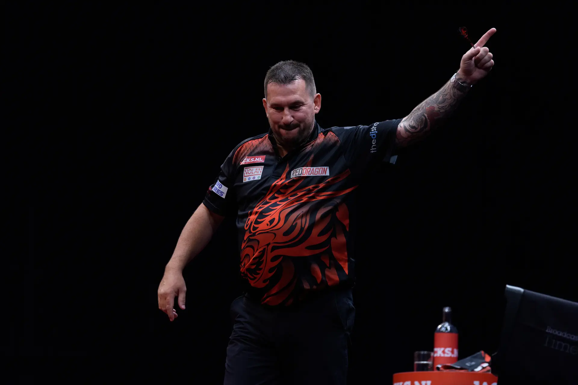 Clayton holt fünf Legs in Folge und besiegt Berry van Peer; großer Sieg für Price beim Grand Slam of Darts