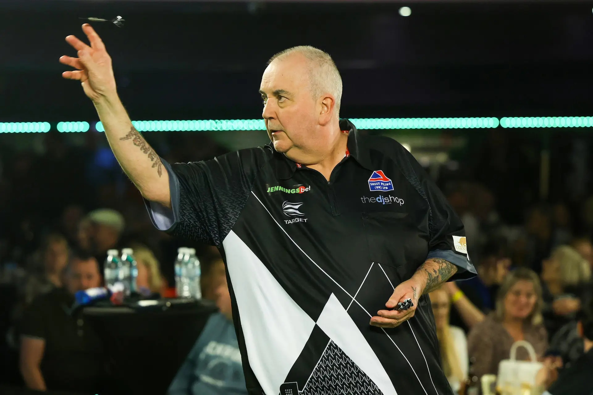 Taylor überholt Part mit spätem Comeback, Cameron schickt "Hendo" beim World Seniors Darts Matchplay weg