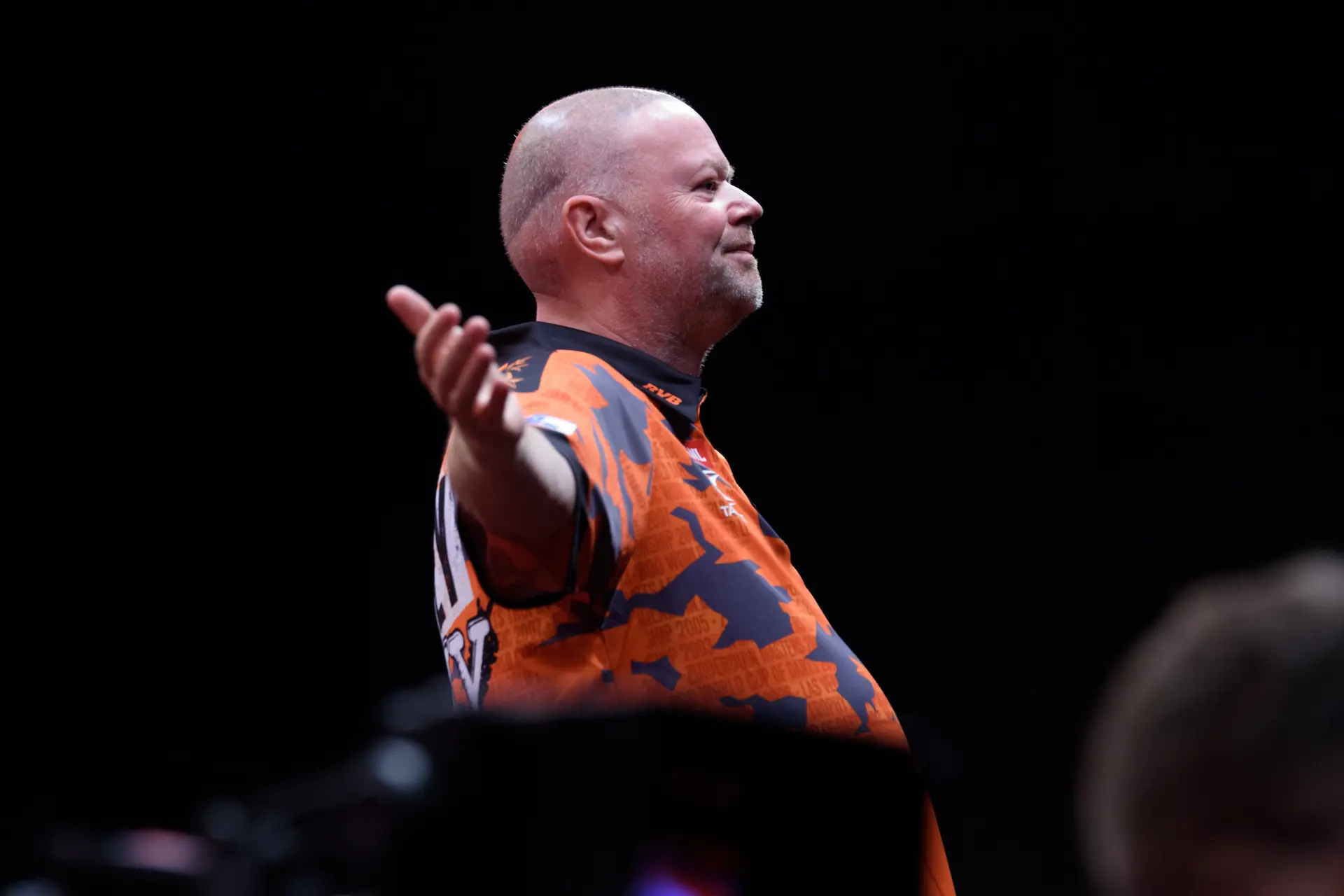 Van Barneveld kommt ohne überzeugende Leistung eine Runde weiter: 'Die Familie im Raum hat zusätzlichen Druck erzeugt'