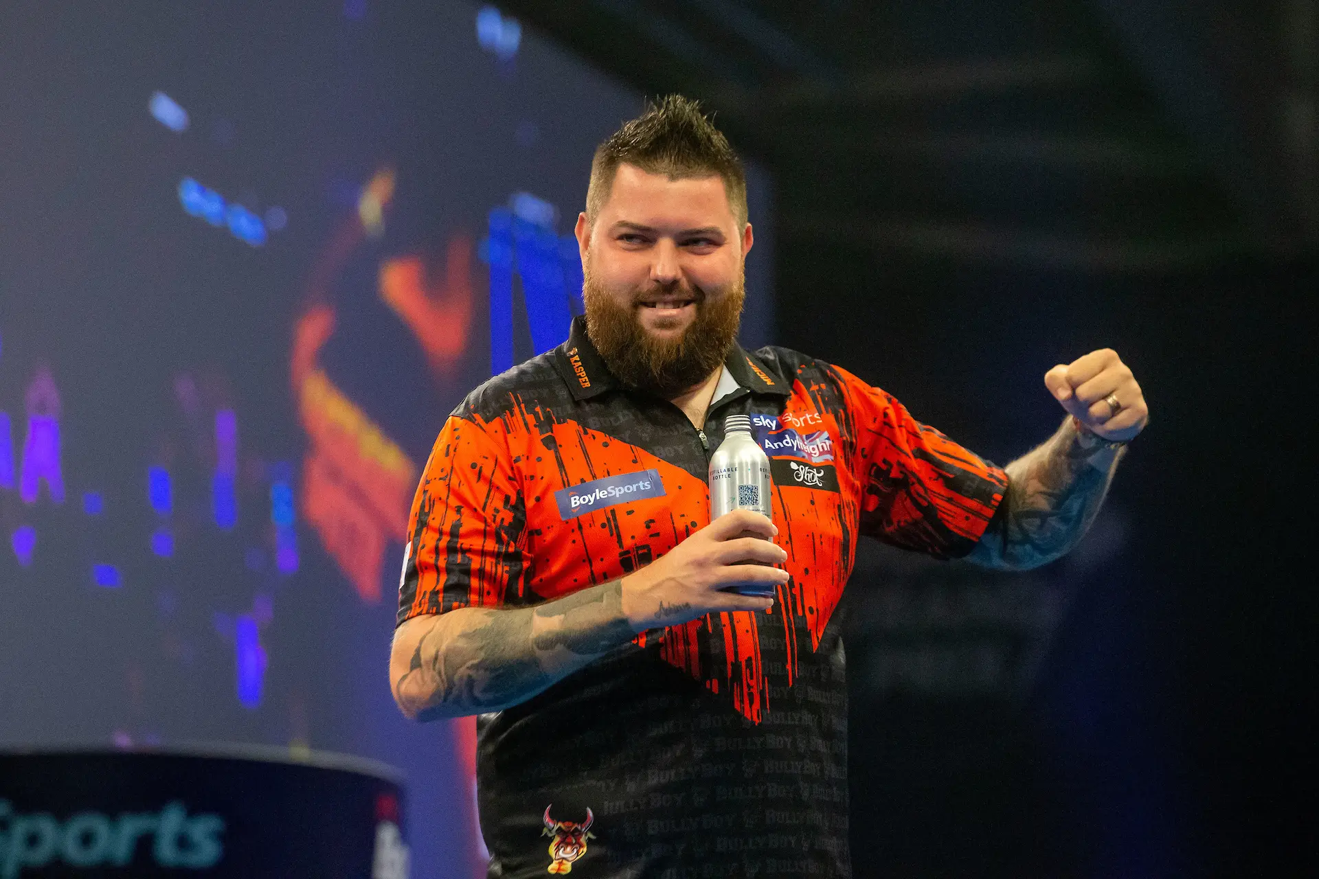 Michael Smith gewinnt in drei Sätzen und erzwingt ein spannendes Duell beim World Grand Prix