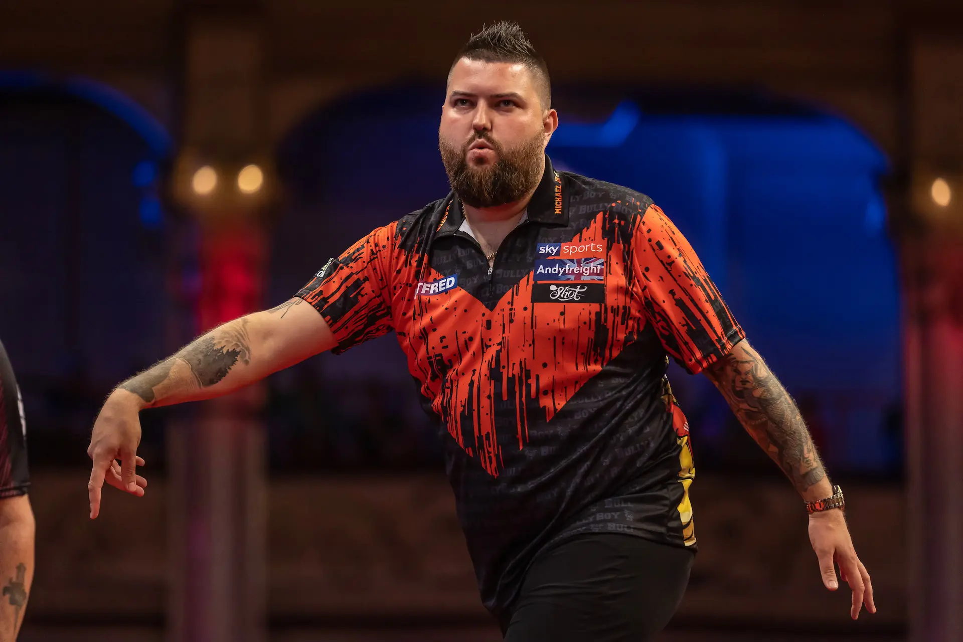 Michael Smith beeindruckt in der ersten Runde des World Grand Prix; Gilding besiegt Cross
