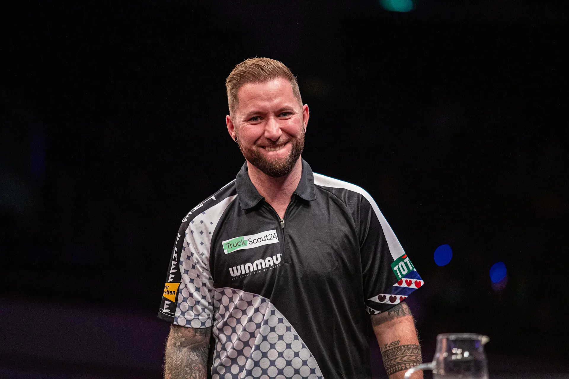 Schwerer Start für Noppert beim Grand Slam of Darts; Aspinall vermeidet Niederlage gegen Greaves in letzter Sekunde