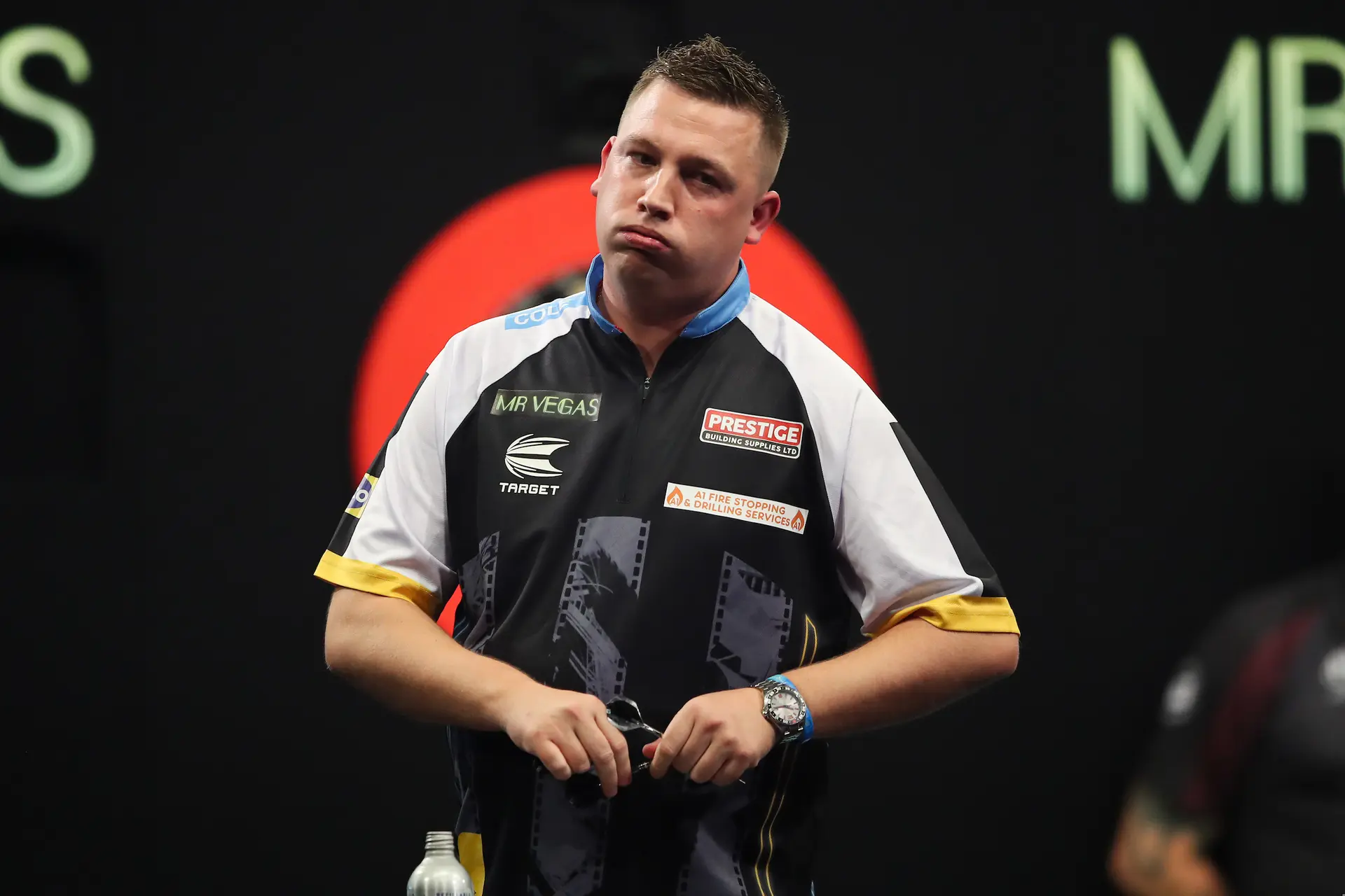 Chris Dobey eröffnet sein Konto bei den Players Championship Finals mit einem Sieg über Raymond van Barneveld, während Matt Campbell und Kevin Doets weiterkommen
