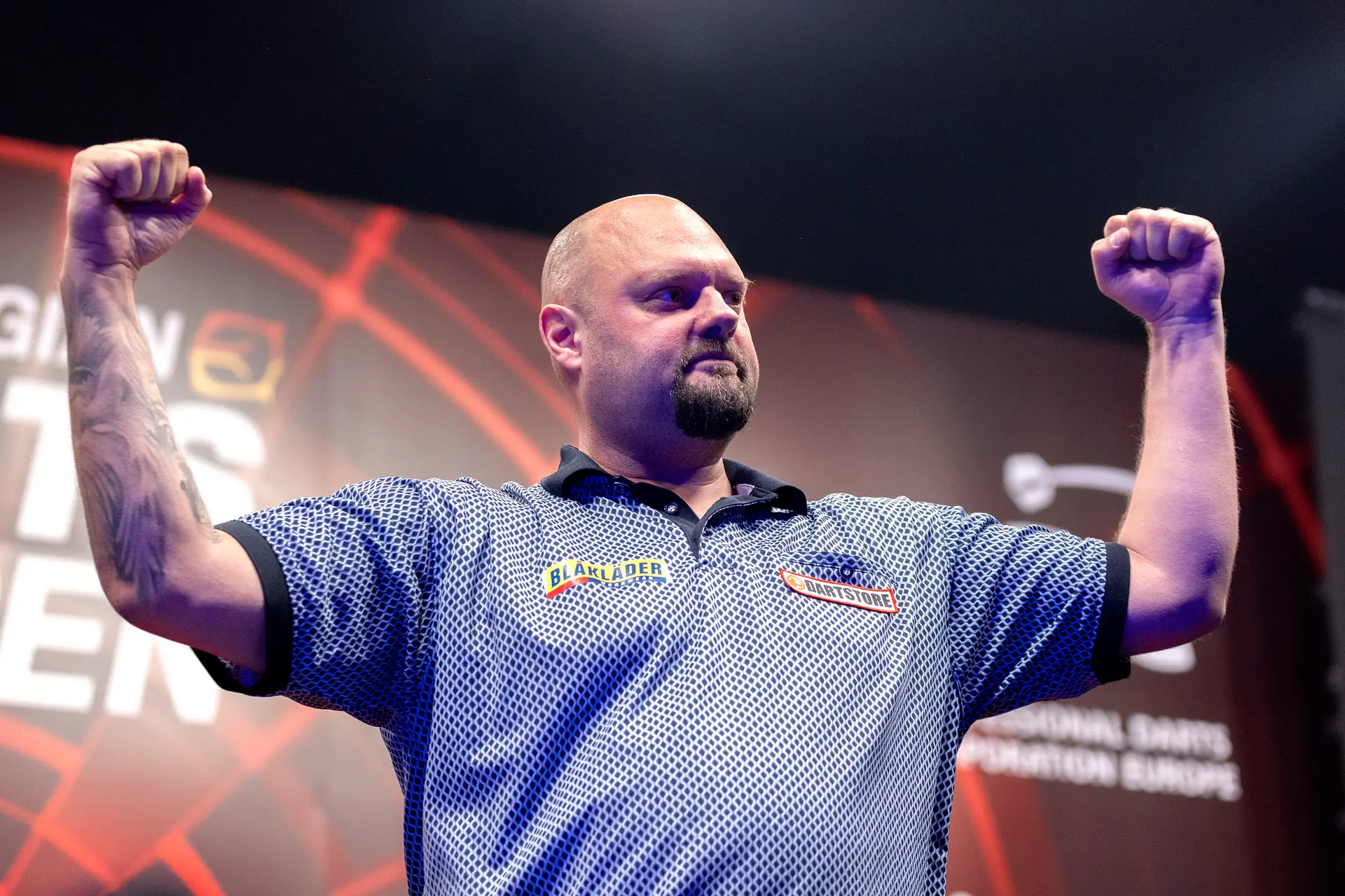 Dennis Nilsson, Paula Murphy und Reece Colley sichern sich im Lakeside das Weiterkommen in Runde 2