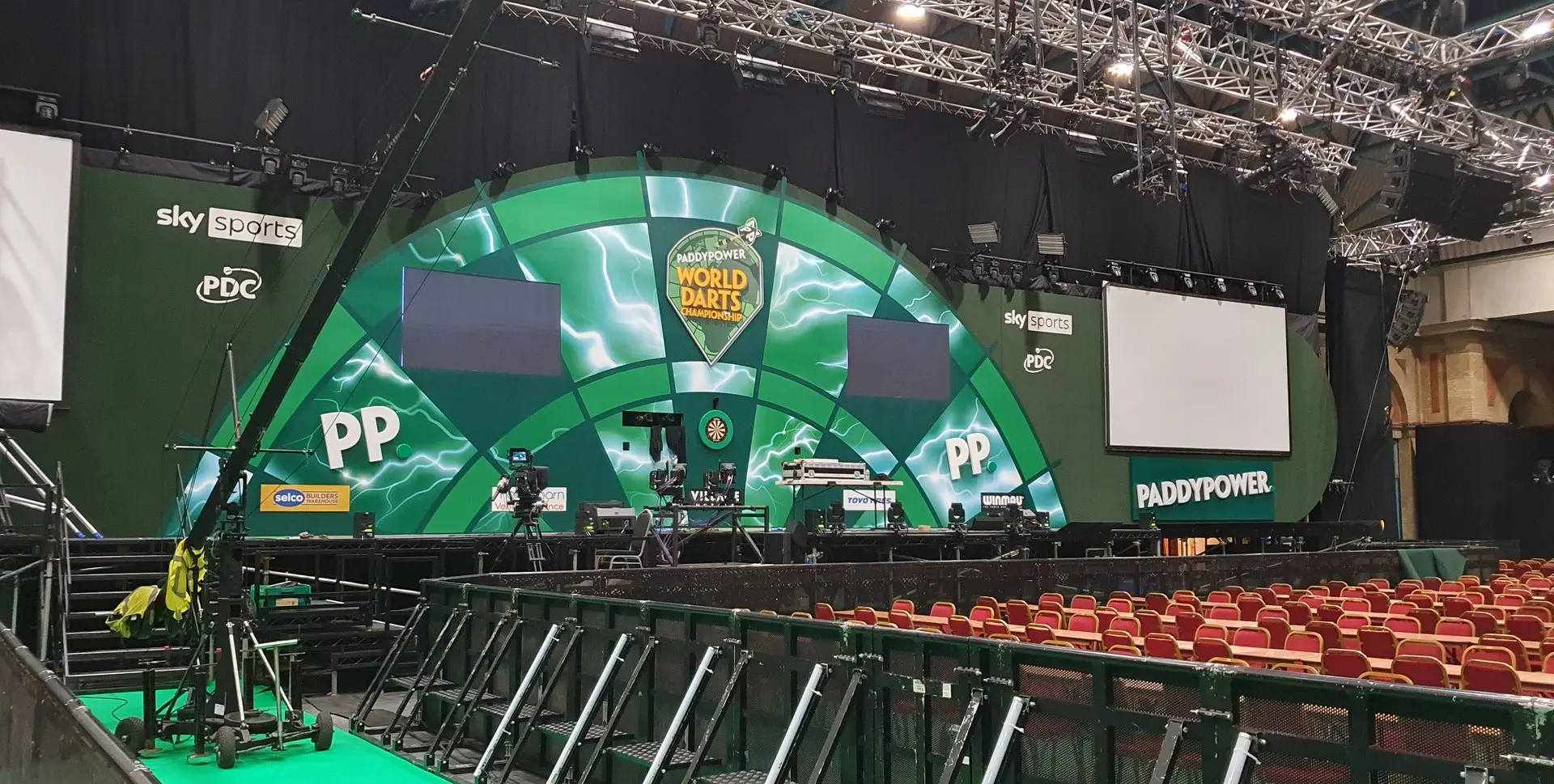 Die neue Bühne bei der Darts Weltmeisterschaft ist ... grün mit weißen Blitzen