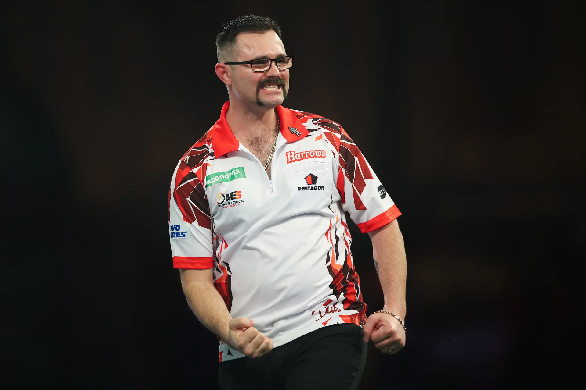 Damon Heta zieht nach einem spannenden Sieg über Berry van Peer in die Runde der letzten 16 bei der Darts WM ein