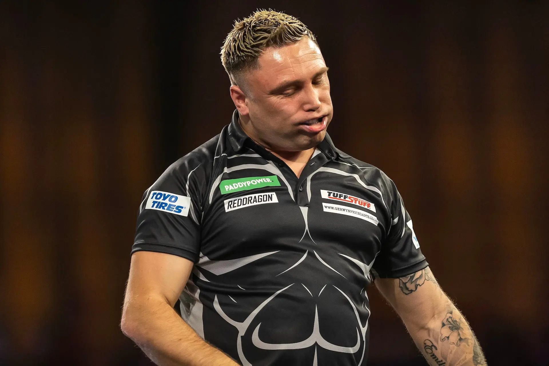Gerwyn Price zieht sich am Vorabend der Premier League Darts von den 2024 Masters zurück und wird durch Daryl Gurney ersetzt