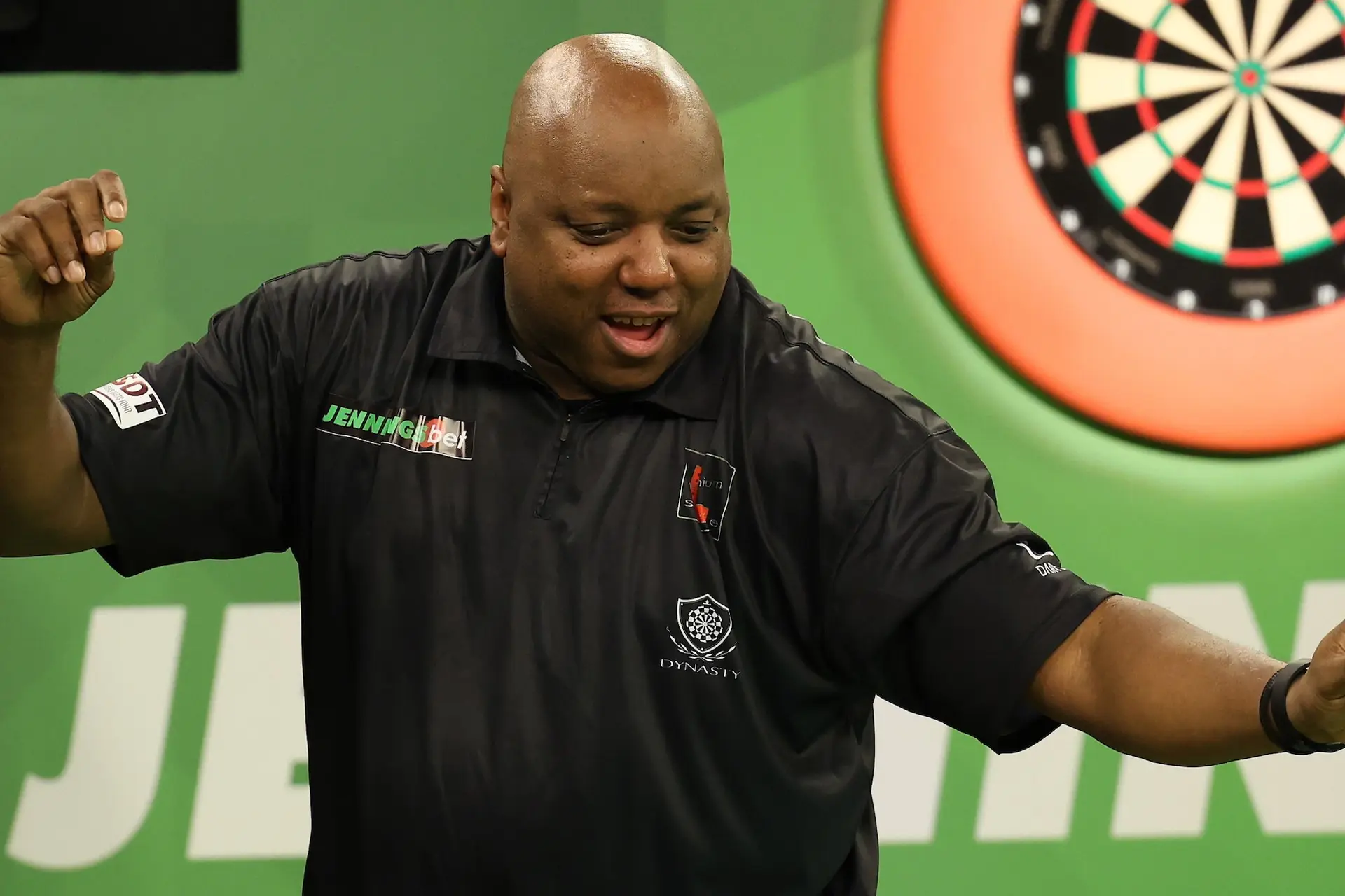Lakeside-Favorit Leonard Gates startet Titeloffensive und setzt sich gegen Brian Corbett durch