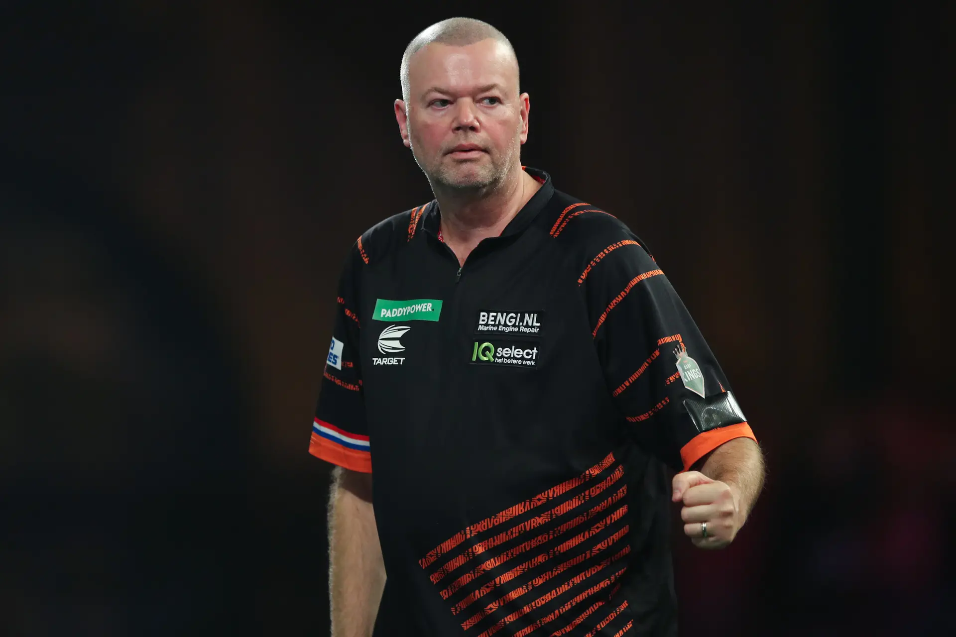 Raymond van Barneveld entgeht in Den Bosch dem Ausscheiden; Dirk van Duijvenbode strandet gegen Luke Littler