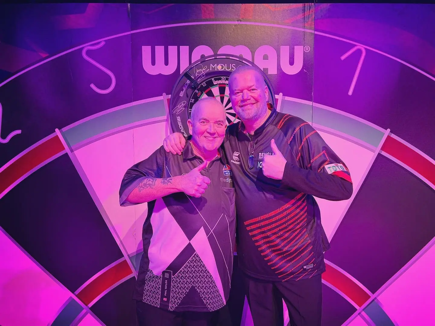 Phil Taylor besiegt Raymond van Barneveld beim Darts-Klassiker in Portsmouth