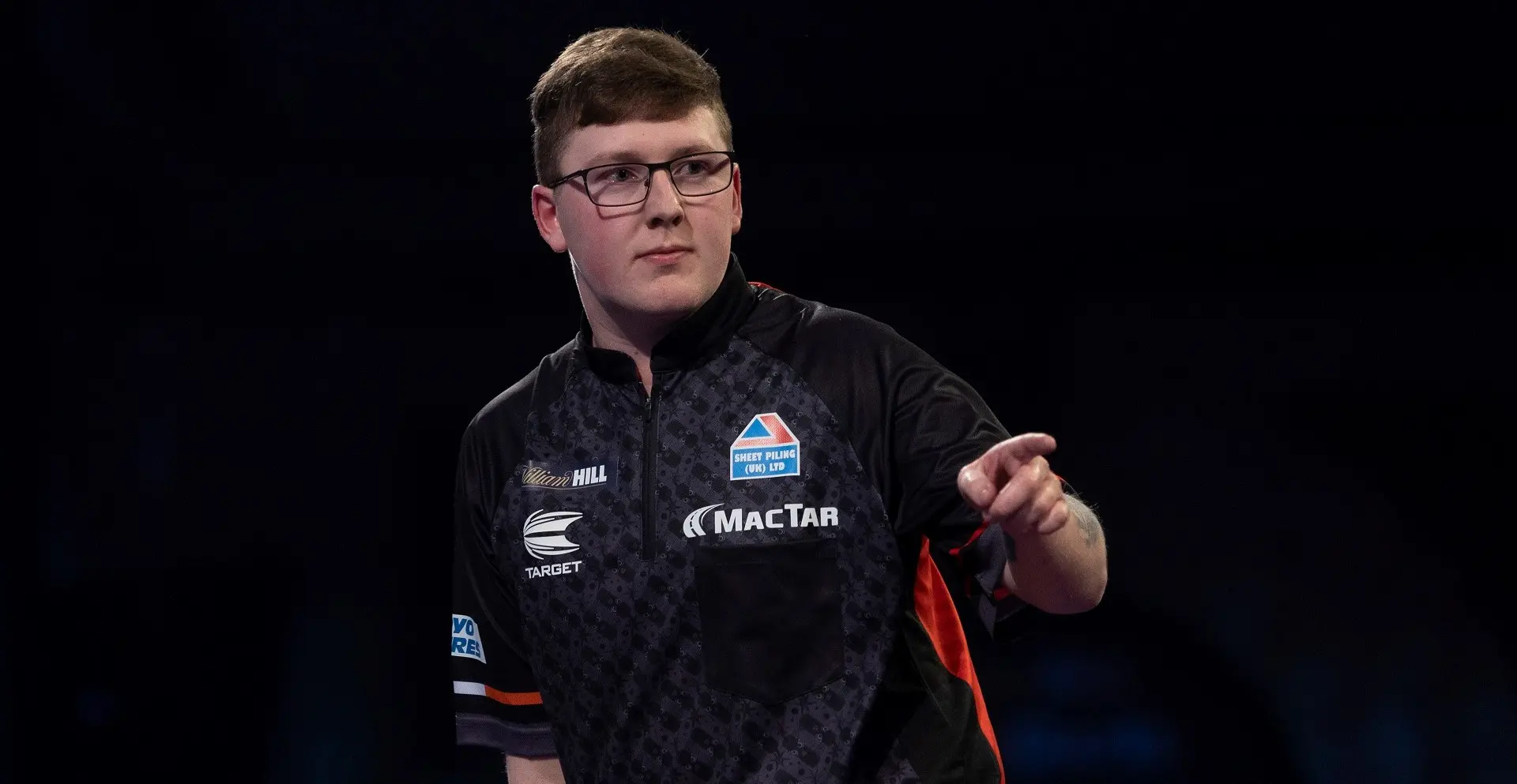 Keane Barry wird nach seinem Sieg über Reynaldo Rivera Michael van Gerwens Gegner bei der World Darts Championship