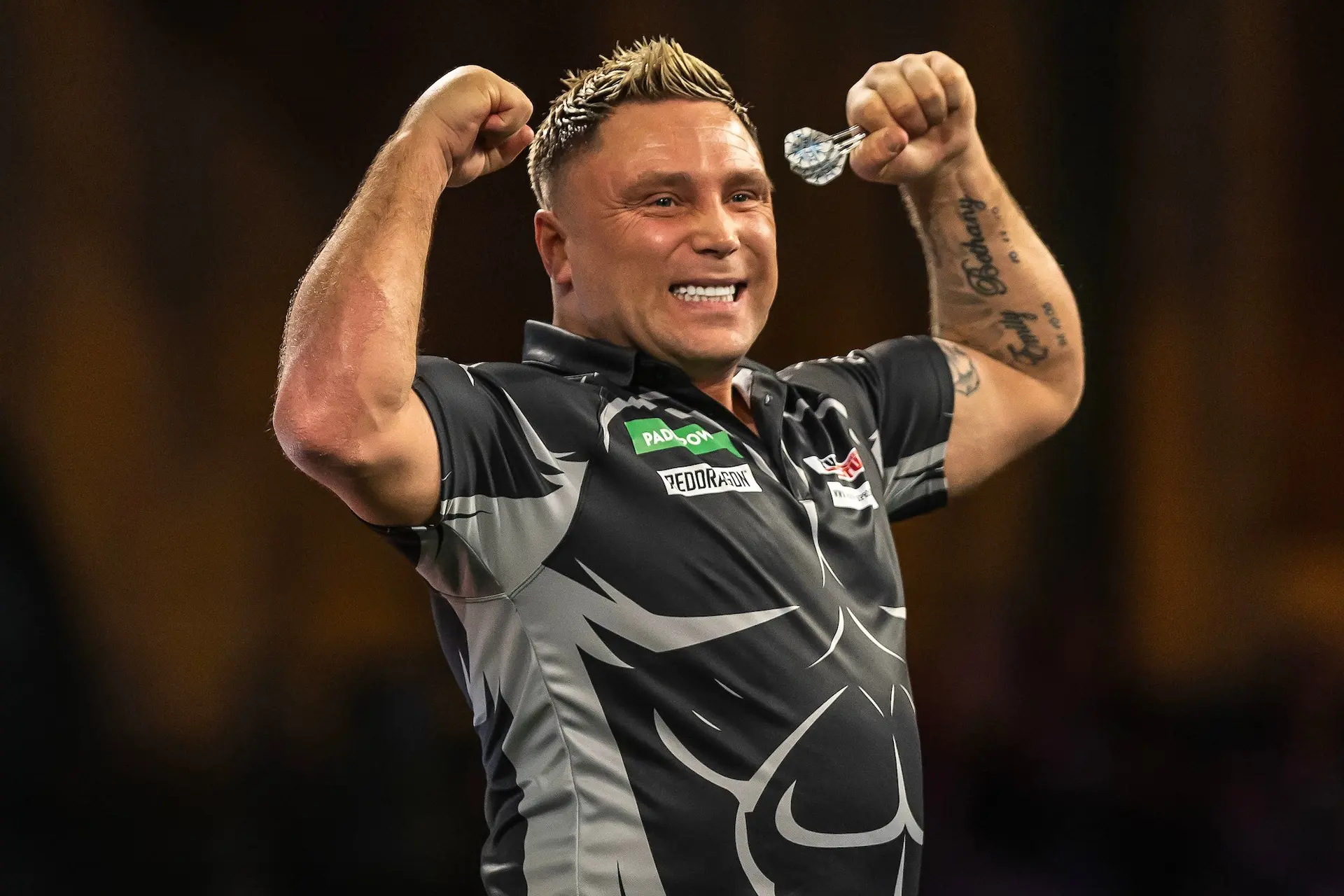 Gerwyn Price durchbricht Luke Humphries' Siegesserie im TV und erreicht das Halbfinale in Bahrain; Michael Smith hält seine Titelverteidigung am Leben