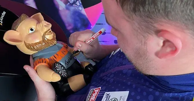 Sport1-Phrasenschweine von Luke Littler und weiteren Dart-Stars bringen € 5650 für die Münchener Tafel e.V. ein