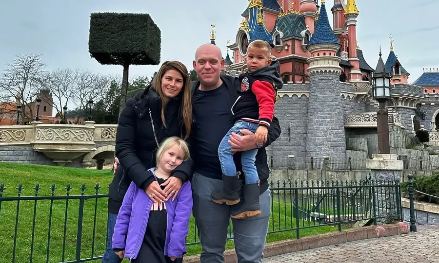Michael van Gerwen genießt den Besuch im Disneyland Paris mit seiner Familie