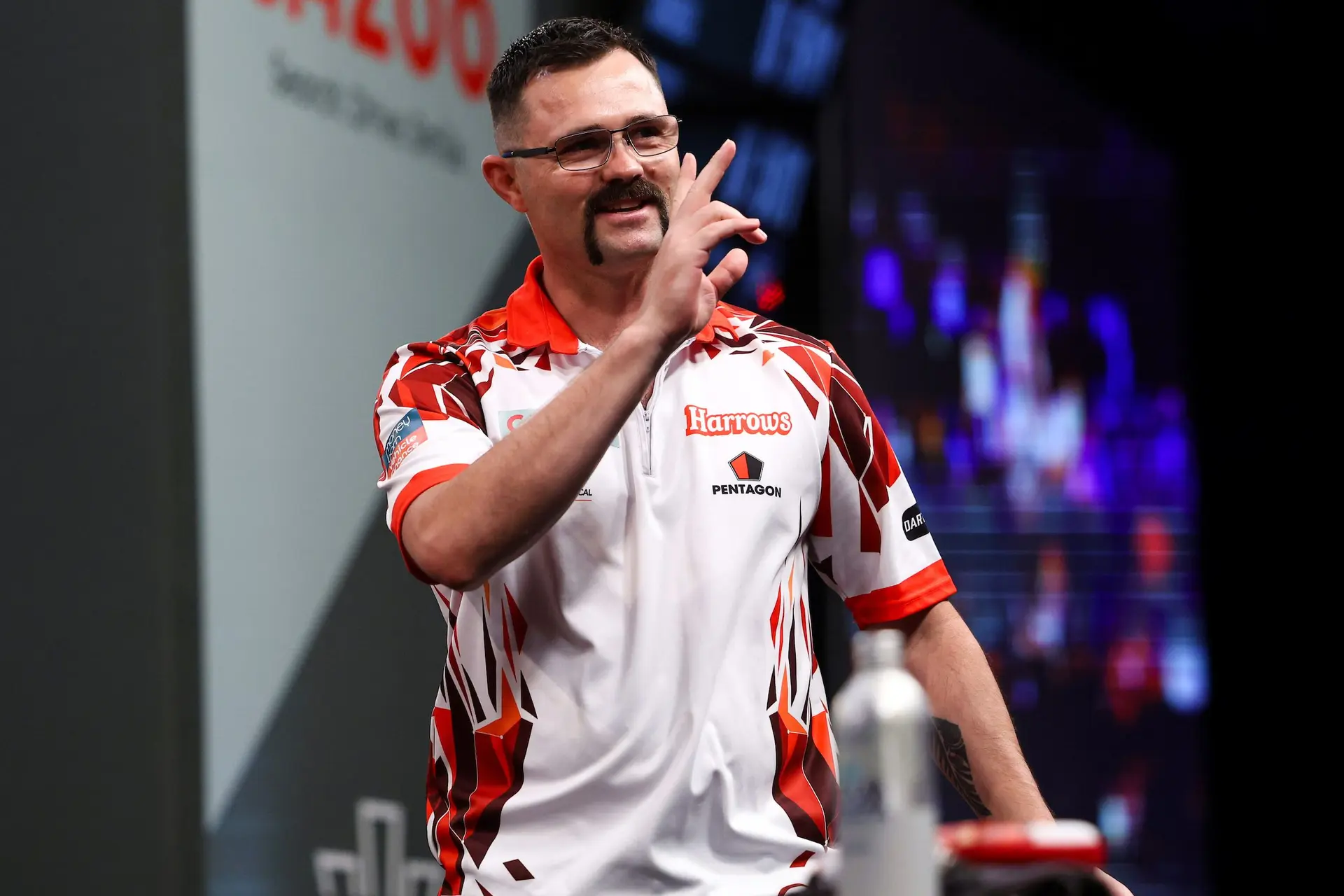 Tödlicher Damon Heta gewinnt gegen Rob Cross und erreicht Masters-Viertelfinale