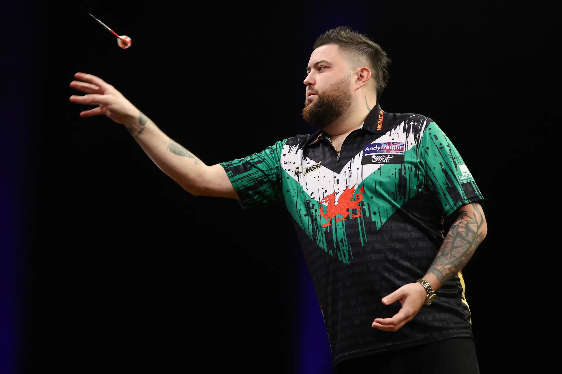 Michael Smith schlägt Gerwyn Price und holt sich den ersten Wochentitel in der Premier League Darts 2024