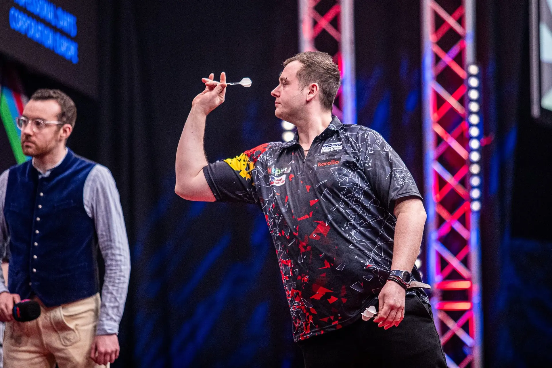 Franz Rötzsch unterliegt im Highfinish-Festival mit Raymond van Barneveld; Ritchie Edhouse besiegt James Wade
