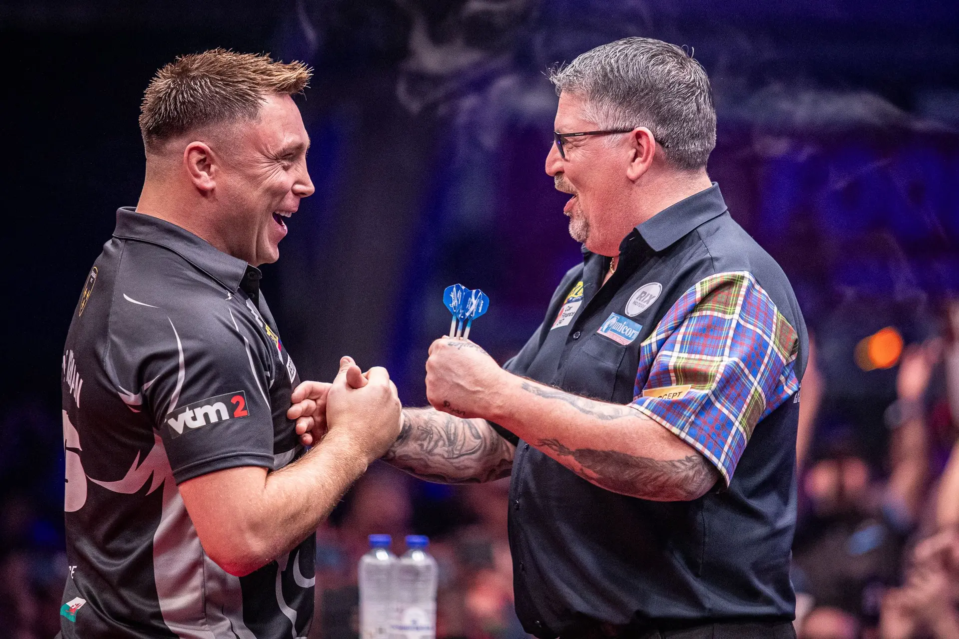 Gary Anderson setzt sich  beim European Darts Grand Prix 2024 gegen Gerwyn Price durch; Josh Rock überlebt Michael Smiths Comeback