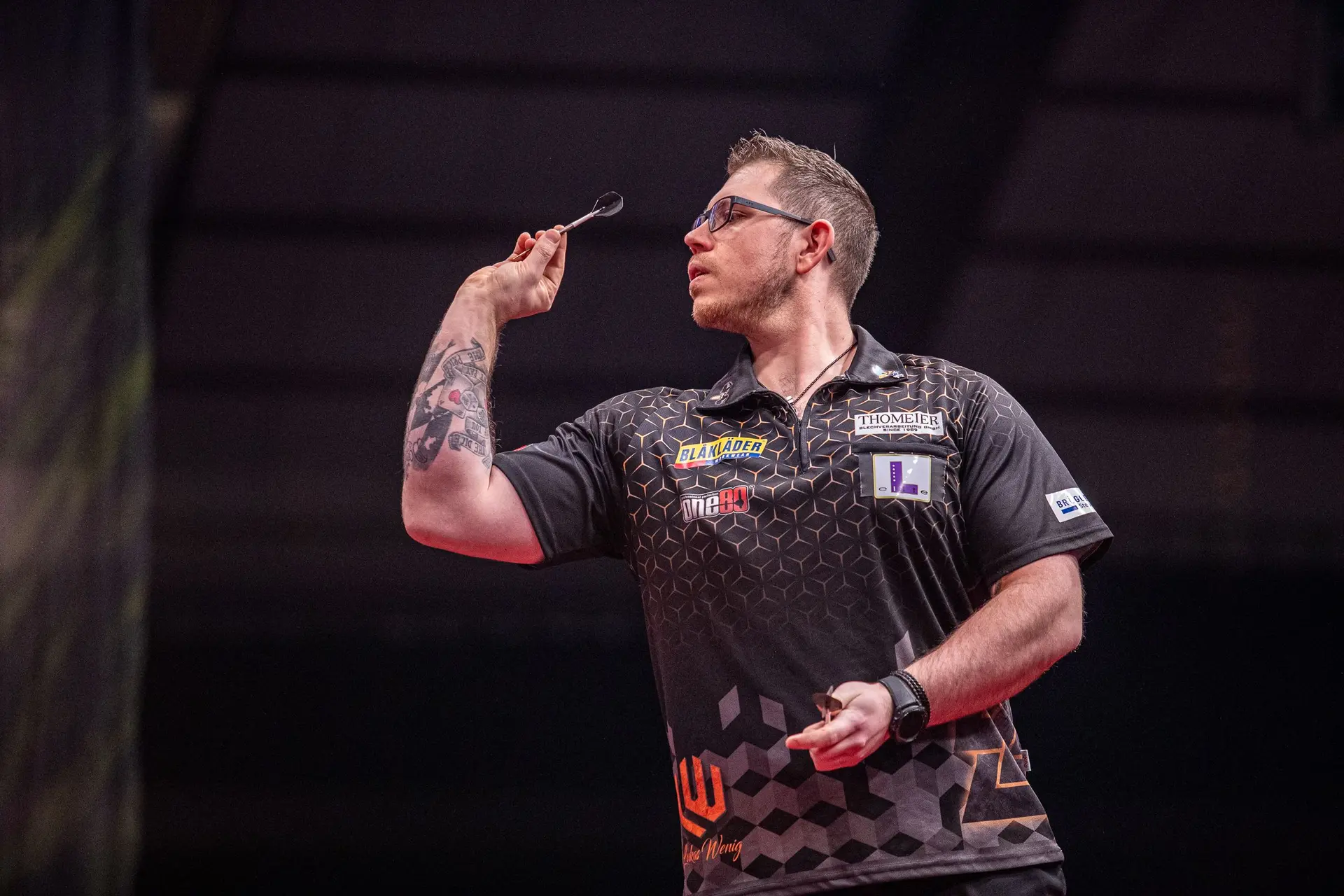 Kein guter Tag für die Deutschen in München: Auch Lukas Wenig bereits in der ersten Runde des German Darts Grand Prix 2024 ausgeschieden
