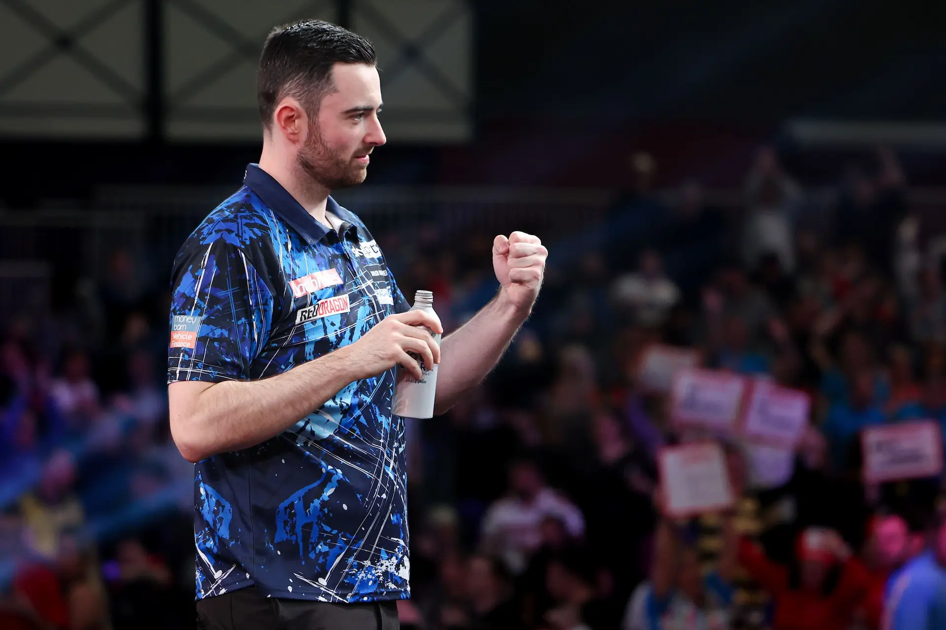 Luke Humphries steht nach einem überzeugenden Sieg über Stephen Bunting als erster Mann im Halbfinale der UK Open