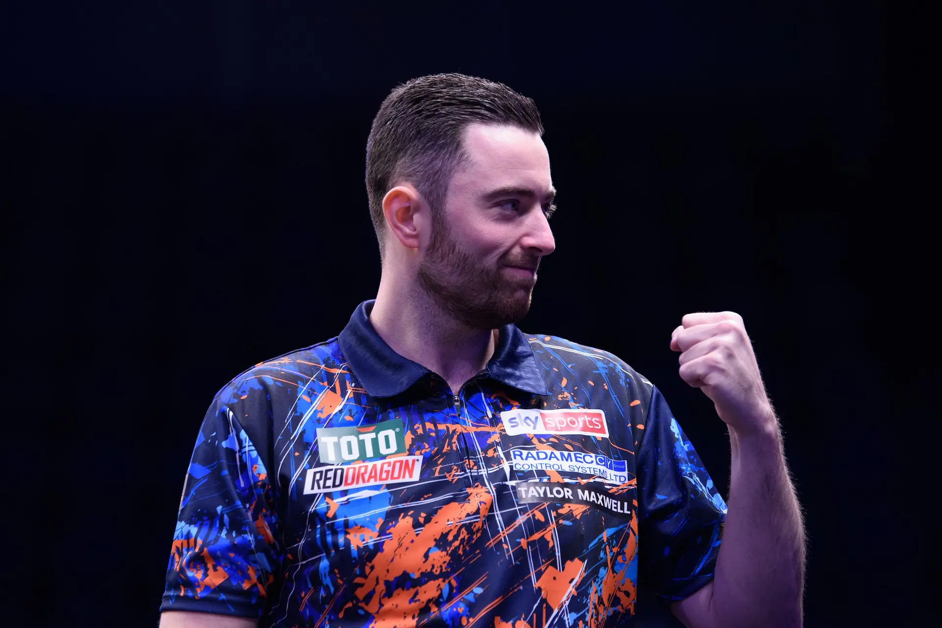 Luke Humphries gewinnt seine erste Premier League-Nacht mit einem Sieg über Michael Smith in Brighton