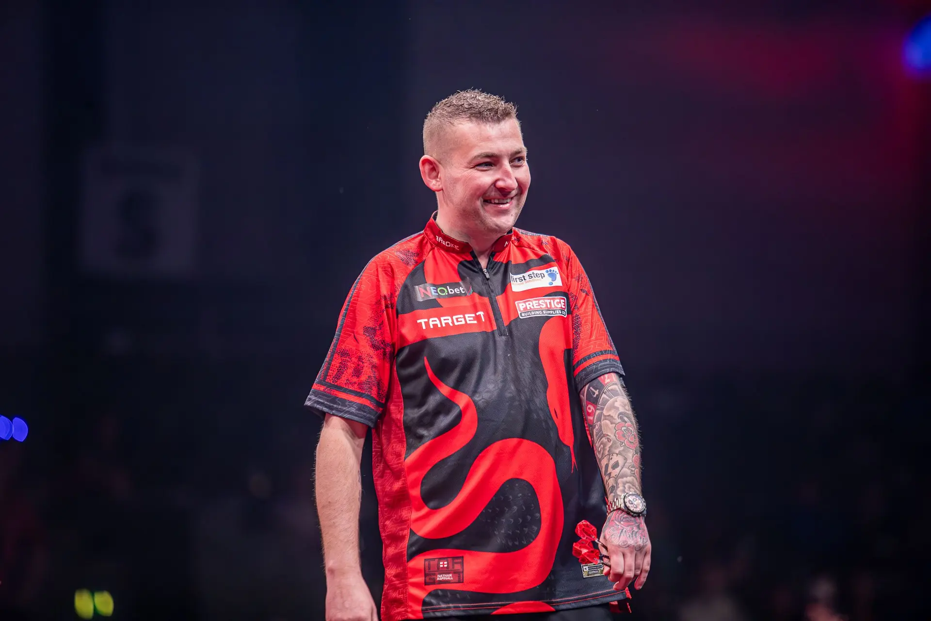 Nathan Aspinall zieht mit einem 113er-Average an Jonny Clayton vorbei, Ritchie Edhouse schlägt Michael Smith mit neun 180ern