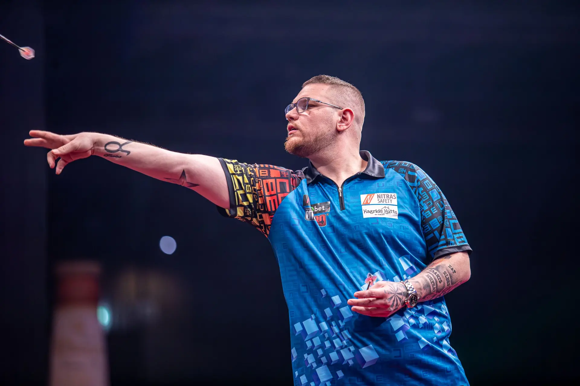 René Eidams bezwingt Dirk van Duijvenbode in der ersten Runde der Players Championship 18
