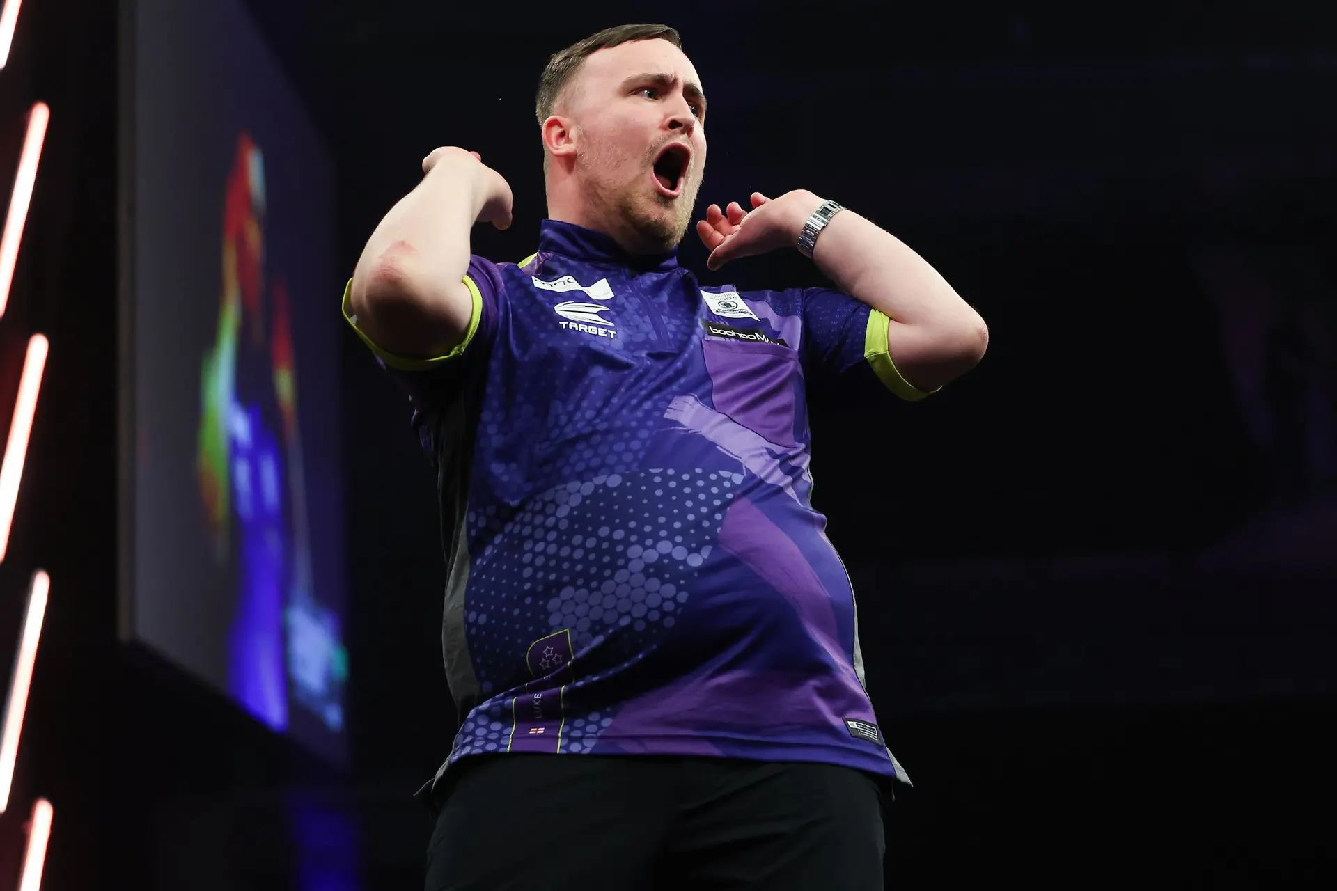 Luke Littler krönt einen überragenden Premier League Abend in Aberdeen mit seinem vierten Wochentitel