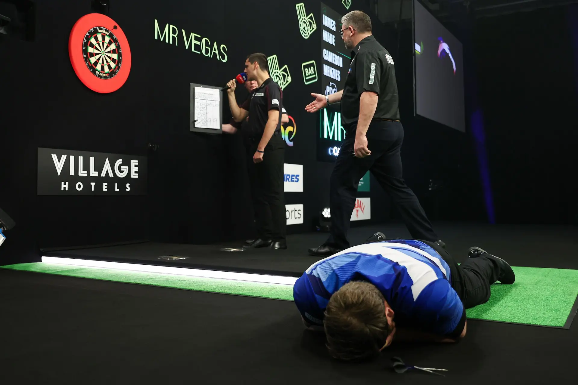 VIDEO: Cameron Menzies durchlebt alle Emotionen nach dem Erreichen des ersten großen PDC-Viertelfinales beim Grand Slam of Darts