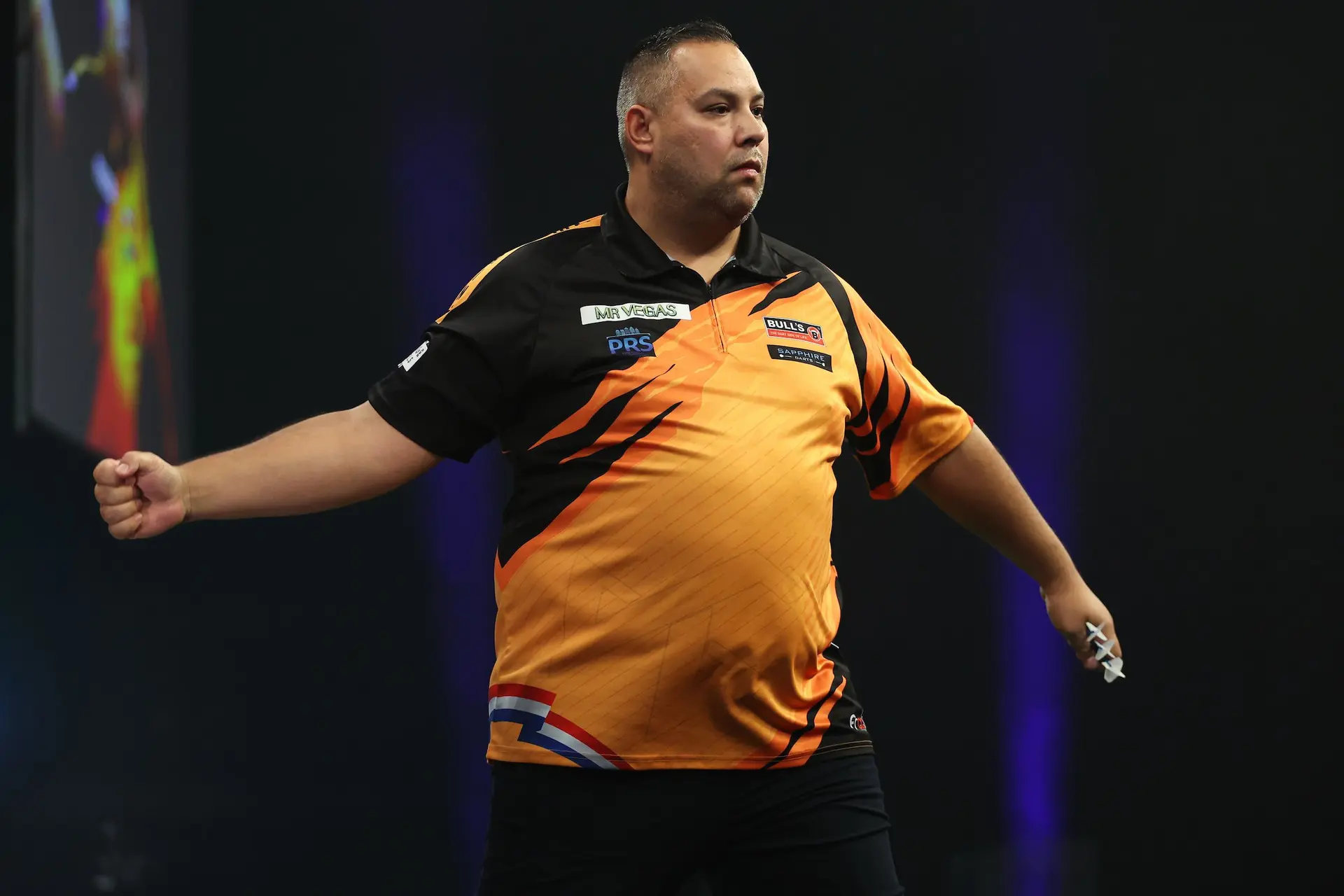 Jermaine Wattimena überlebt Vielzahl verpasster Matchdarts Van den Berghs und sichert sich Platz im Grand Slam-Viertelfinale